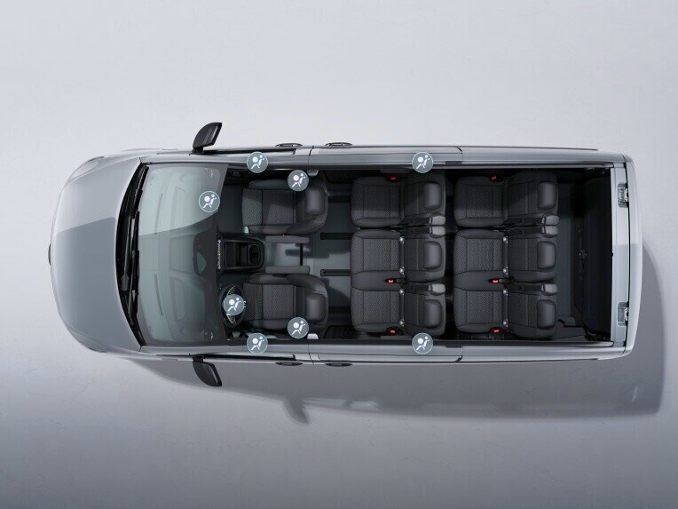 Airbag integrovaný ve volantu může v případě nárazu chránit hlavu a horní část těla řidiče.
