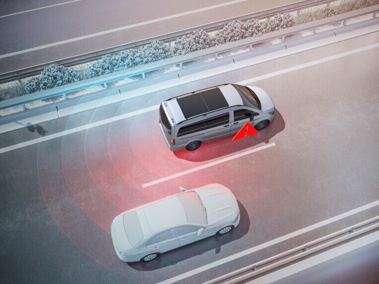 Asistent sledování mrtvého úhlu s funkcí Rear Cross Traffic Alert může zabránit nehodám při změně jízdního pruhu a při couvání.