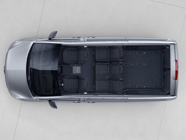 eVito Tourer v dlouhé verzi s třímístným lavicovým sedadlem 1. řady se sklopným vnějším sedadlem.