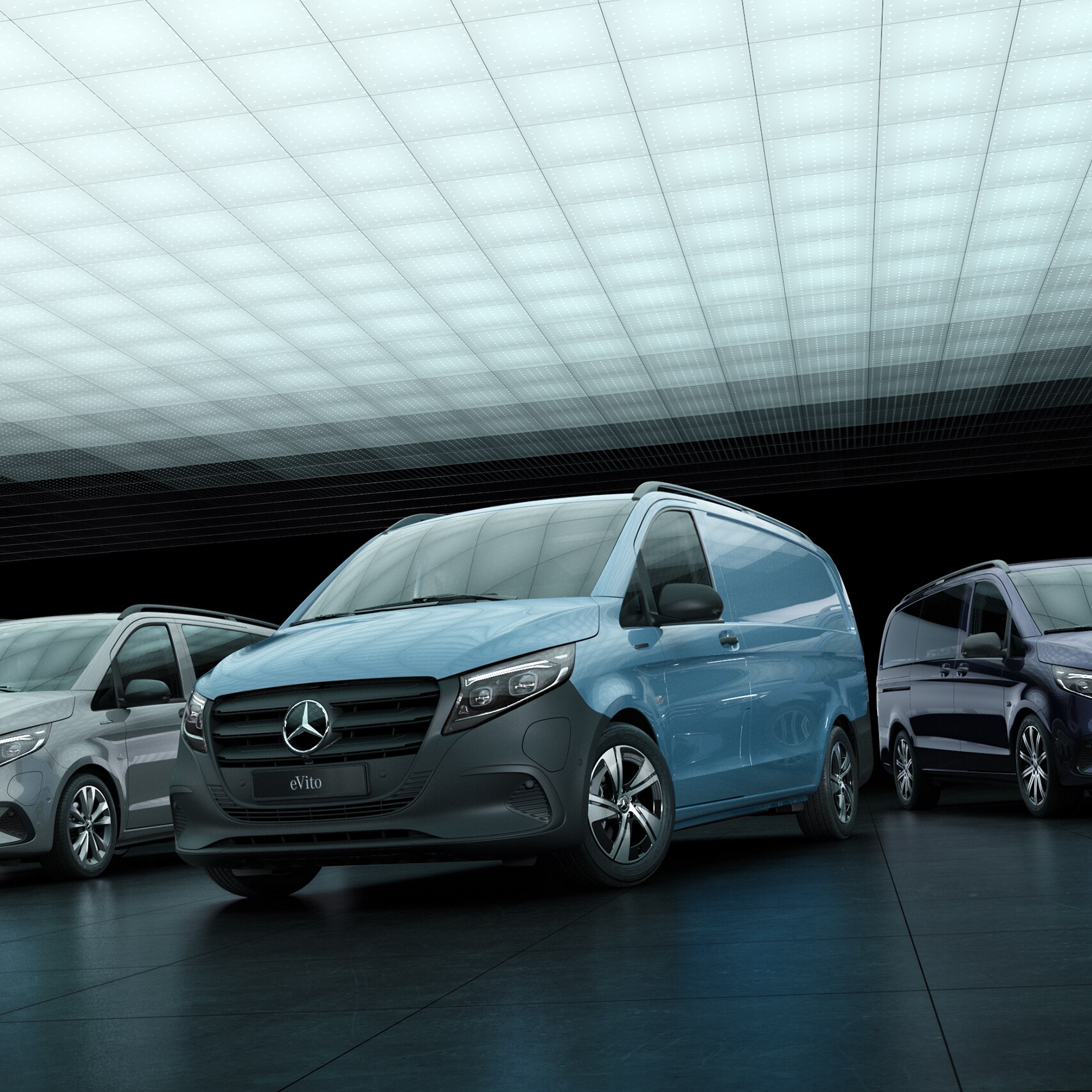 Nové modely Mercedes-Benz eVito a&nbsp;Vito jsou vystaveny v&nbsp;atmosféricky osvětlené hale.