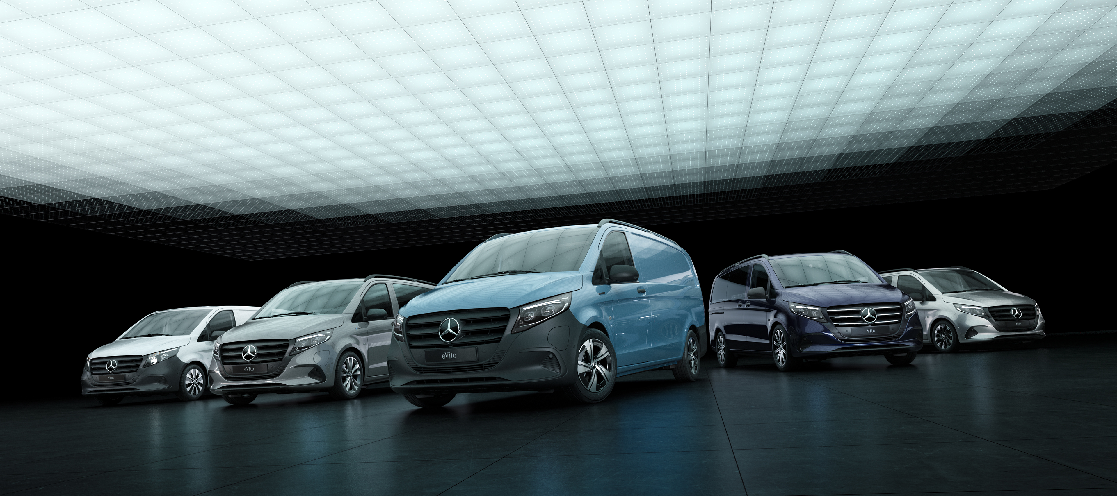 Vito a eVito | Dodávková vozidla Mercedes-Benz Nové modely Mercedes-Benz eVito a Vito jsou vystaveny v atmosféricky osvětlené hale.