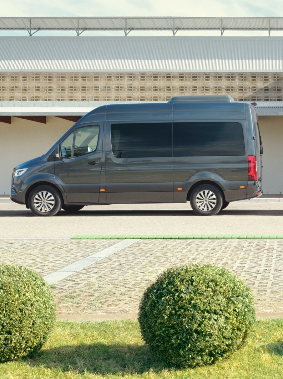 Mercedes-Benz Sprinter Tourer a skříňová dodávka na parkovacím místě.