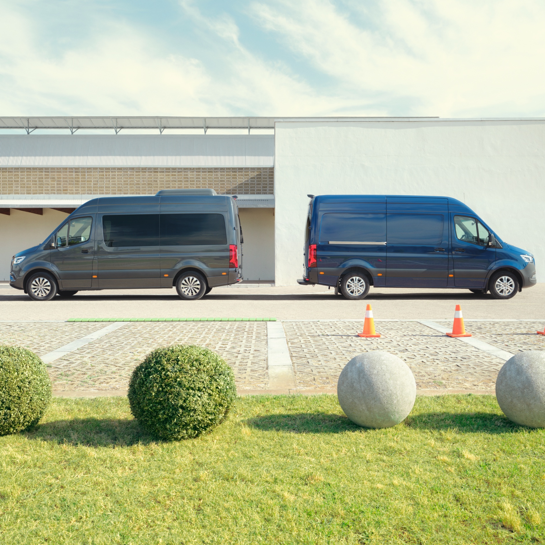 Kontakt | Sprinter | Mercedes-Benz Mercedes-Benz Sprinter Tourer a skříňová dodávka na parkovacím místě.