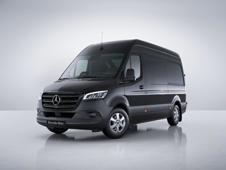 Skříňová dodávka Mercedes-Benz Sprinter v provedení pro nekvalitní vozovky.