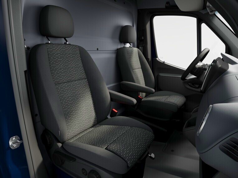 Komfortní sedadla pro řidiče a spolujezdce ve skříňové dodávce Mercedes-Benz Sprinter.