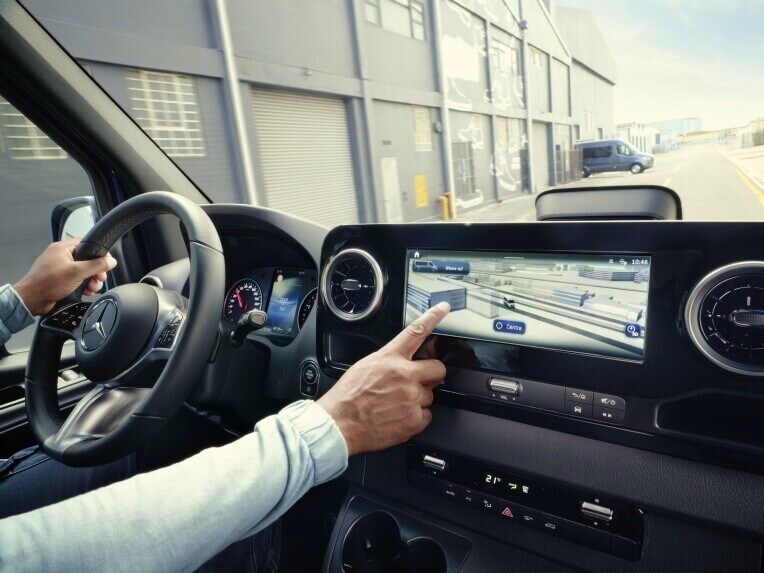 Navigace v multimediálním systému MBUX skříňové dodávky Mercedes-Benz Sprinter.