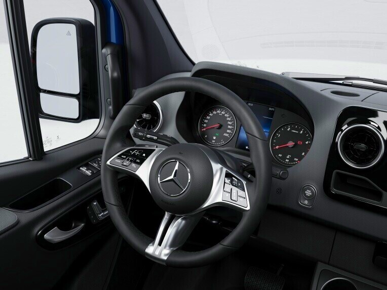 Multifunkční volant s dotykovým ovládáním tempomatu ve skříňové dodávce Mercedes-Benz Sprinter.