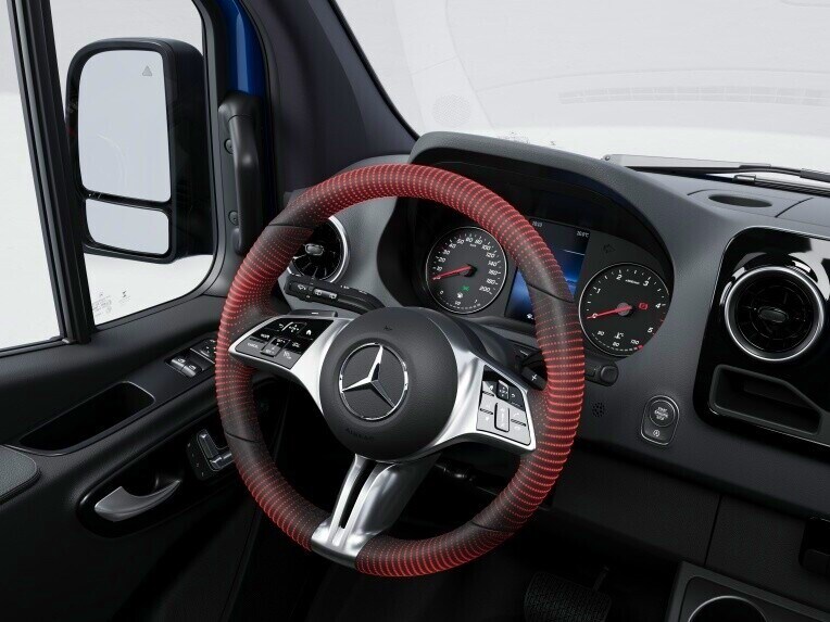 Vyhřívání volantu ve skříňové dodávce Mercedes-Benz Sprinter.