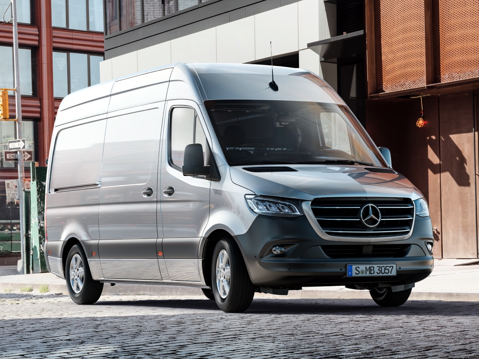 Skříňová dodávka Sprinter od Mercedes-Benz stojí v městském prostředí a je vidět z čelní perspektivy.