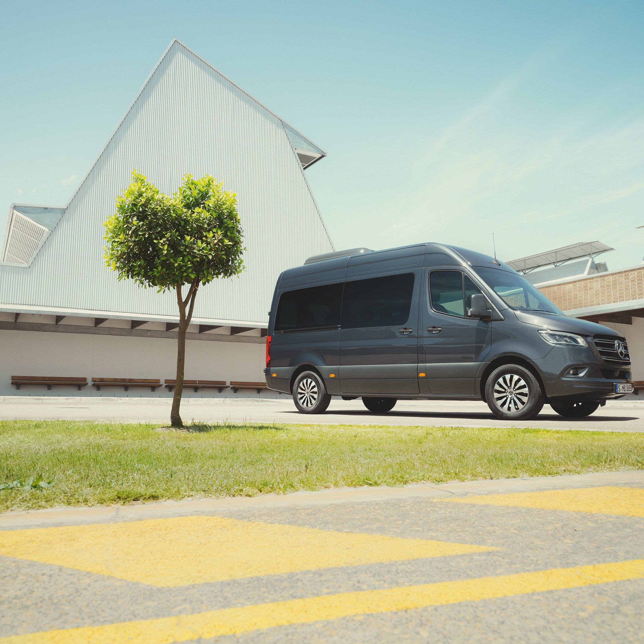 Mercedes-Benz Sprinter Tourer v městském prostředí s důrazem na prémiovou přepravu cestujících