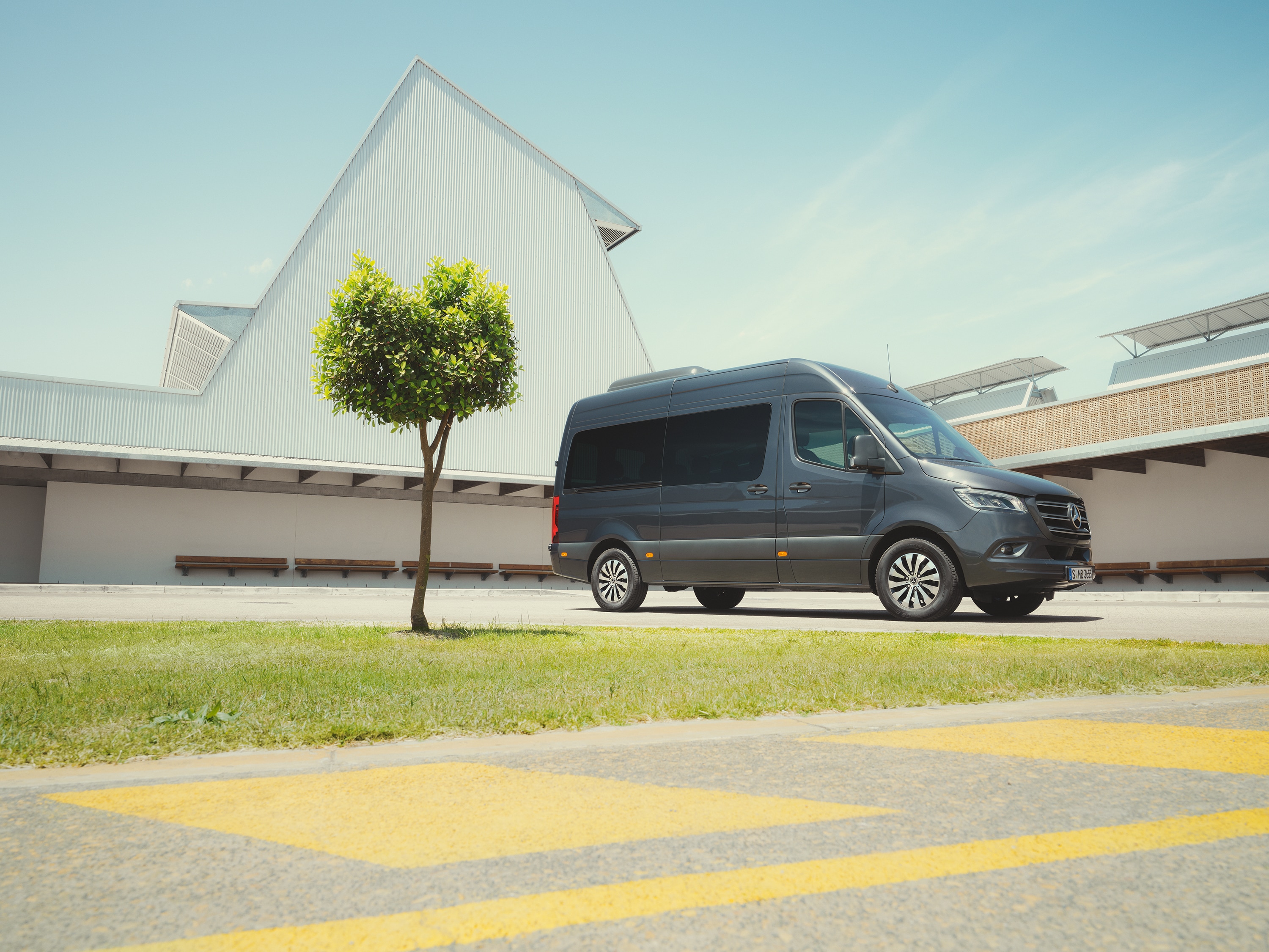 Sprinter Tourer | Všechny modely Sprinter | Dodávková vozidla Mercedes-Benz Mercedes-Benz Sprinter Tourer v městském prostředí s důrazem na prémiovou přepravu cestujících