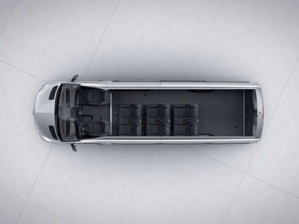 Sprinter Tourer v dlouhé verzi s komfortním dvoumístným lavicovým sedadlem 1. řady, komfortním dvoumístným lavicovým sedadlem 2. řady, komfortním dvoumístným lavicovým sedadlem 3. řady.