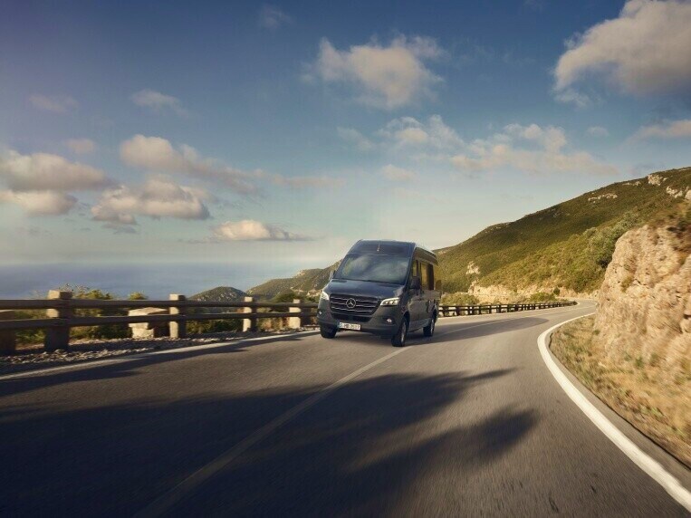 Po vhodných cestách do cíle: při výpočtu optimální trasy pro vozidlo Mercedes-Benz Sprinter zohledňuje rozměry vozidla nebo jízdní soupravy.
