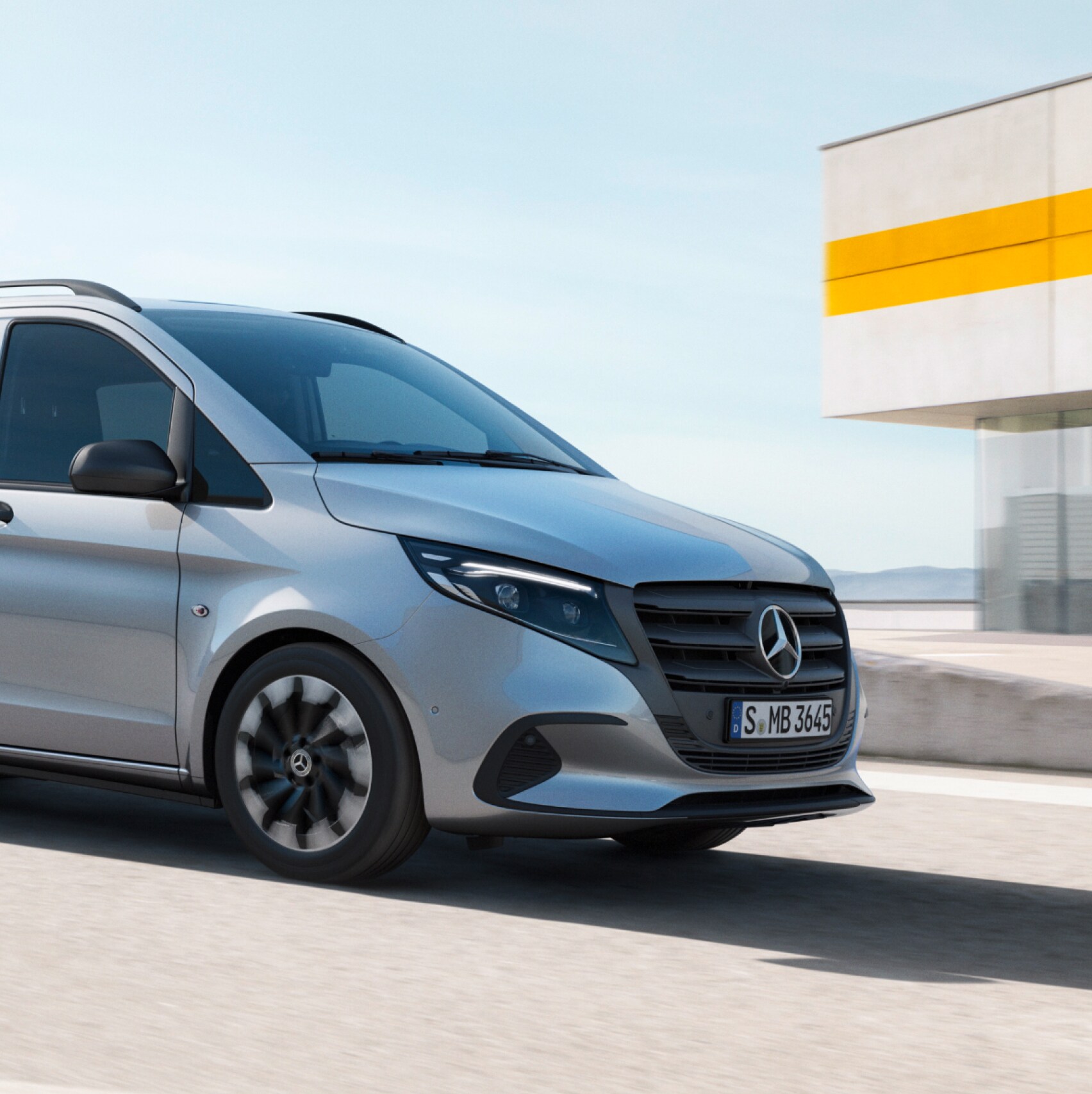 Mercedes-Benz Vito Mixto na střeše parkovacího domu.