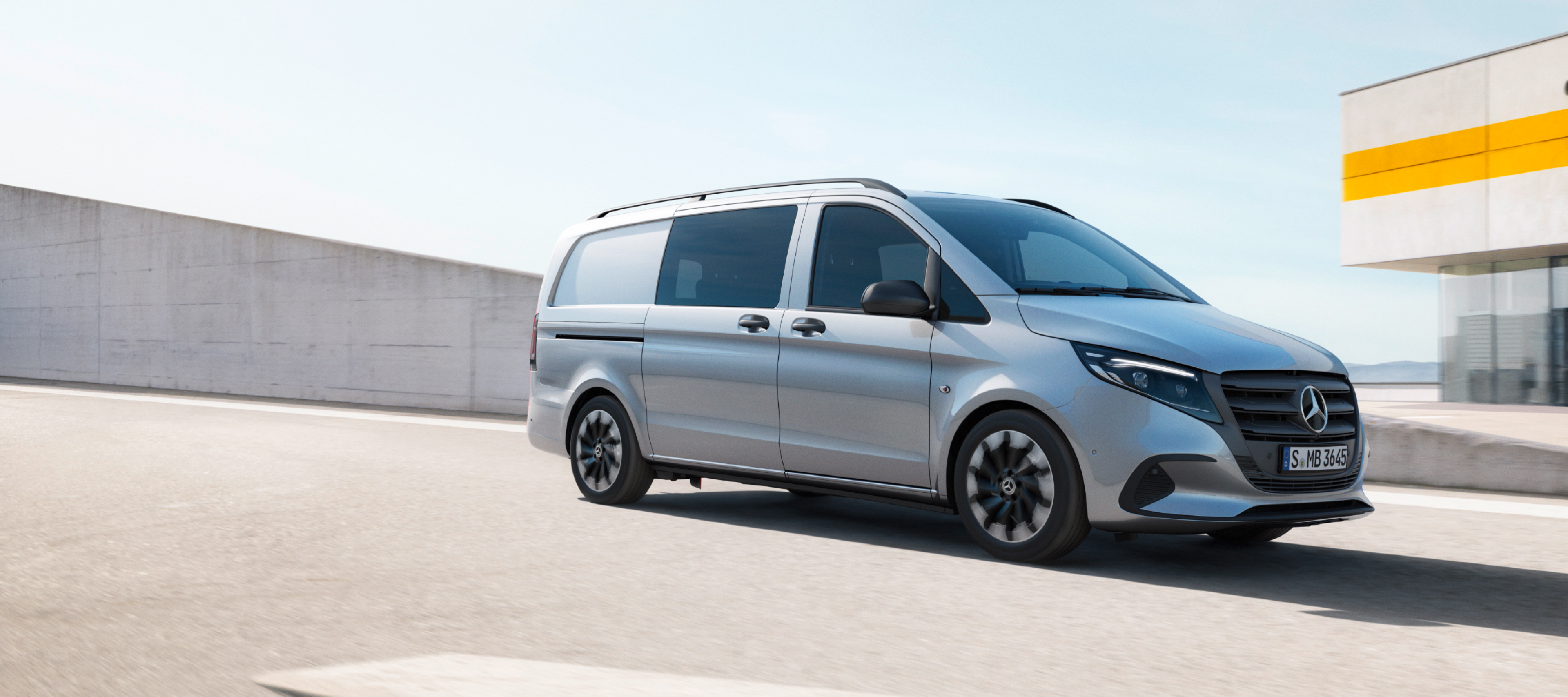 Porovnání vozidel | Vito Mixto | Mercedes-Benz Mercedes-Benz Vito Mixto na střeše parkovacího domu.
