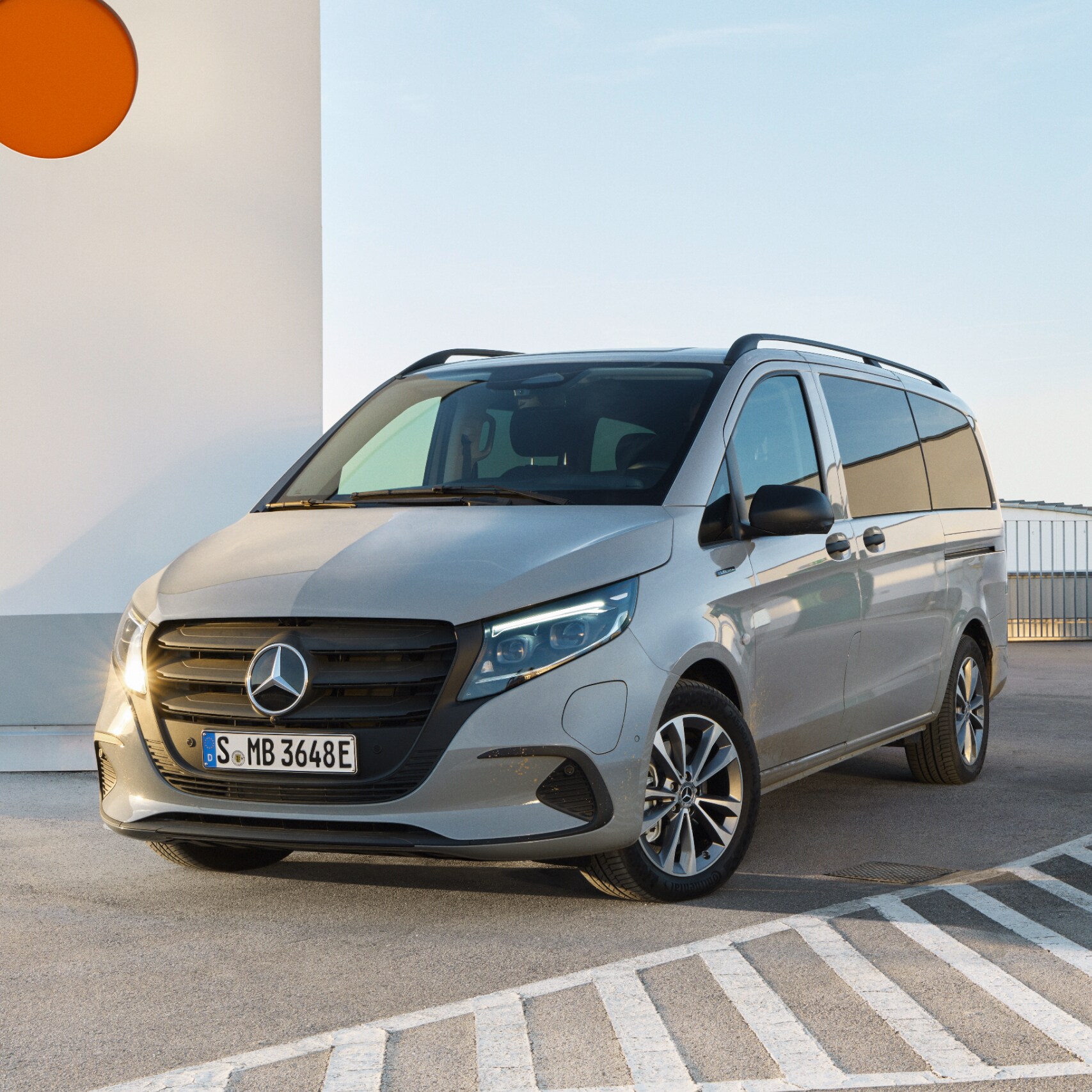Mercedes-Benz eVito Tourer na střeše parkovacího domu.