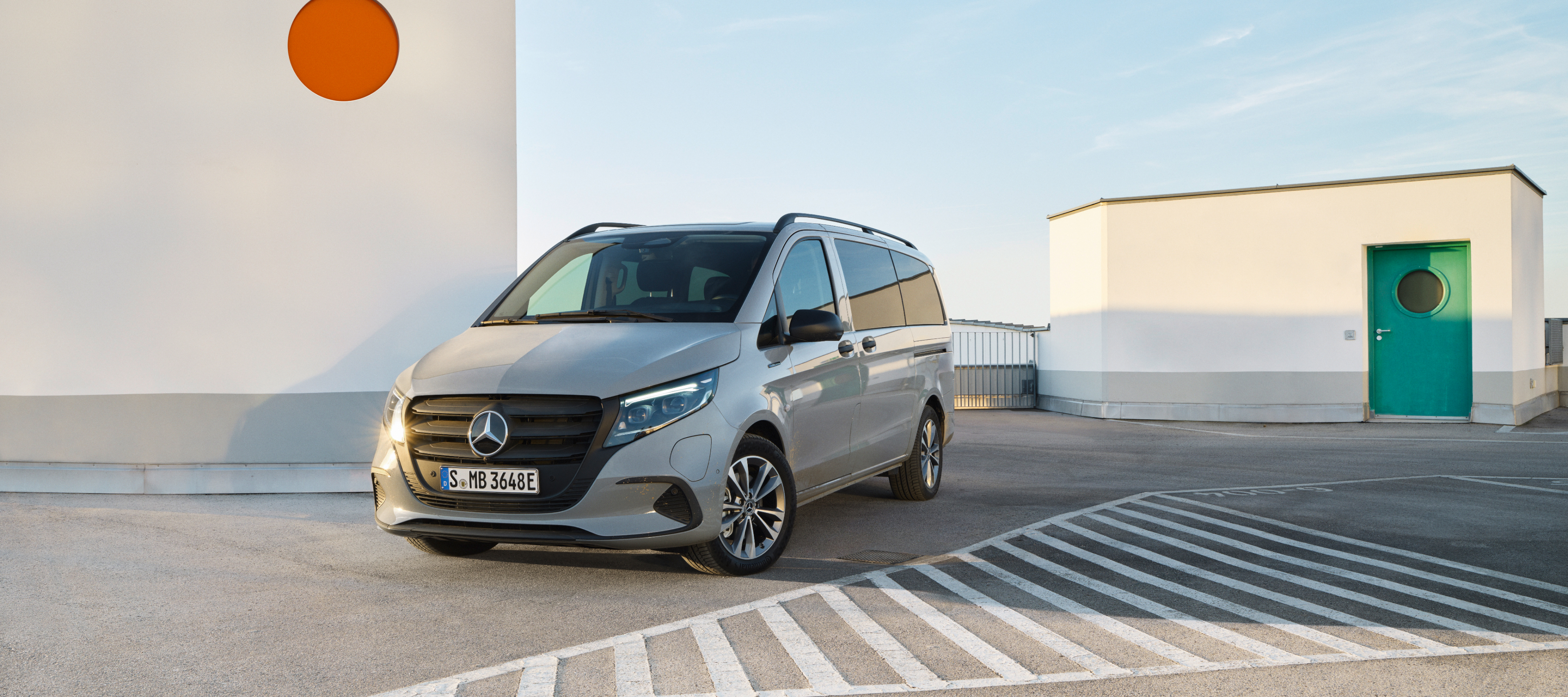 Porovnání vozidel | eVito Tourer | Mercedes-Benz Mercedes-Benz eVito Tourer na střeše parkovacího domu.