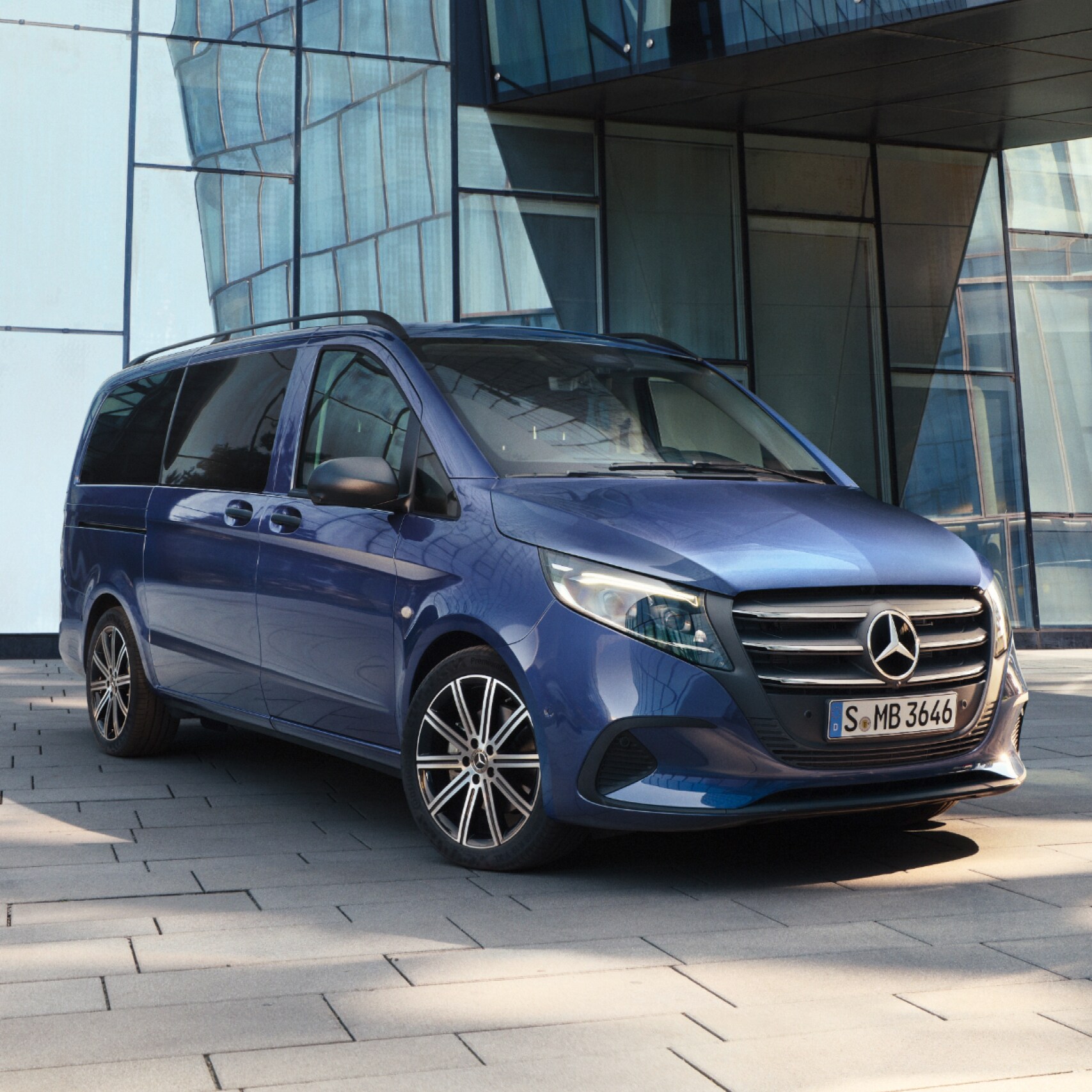 Mercedes-Benz Vito Tourer před kancelářskou budovou.