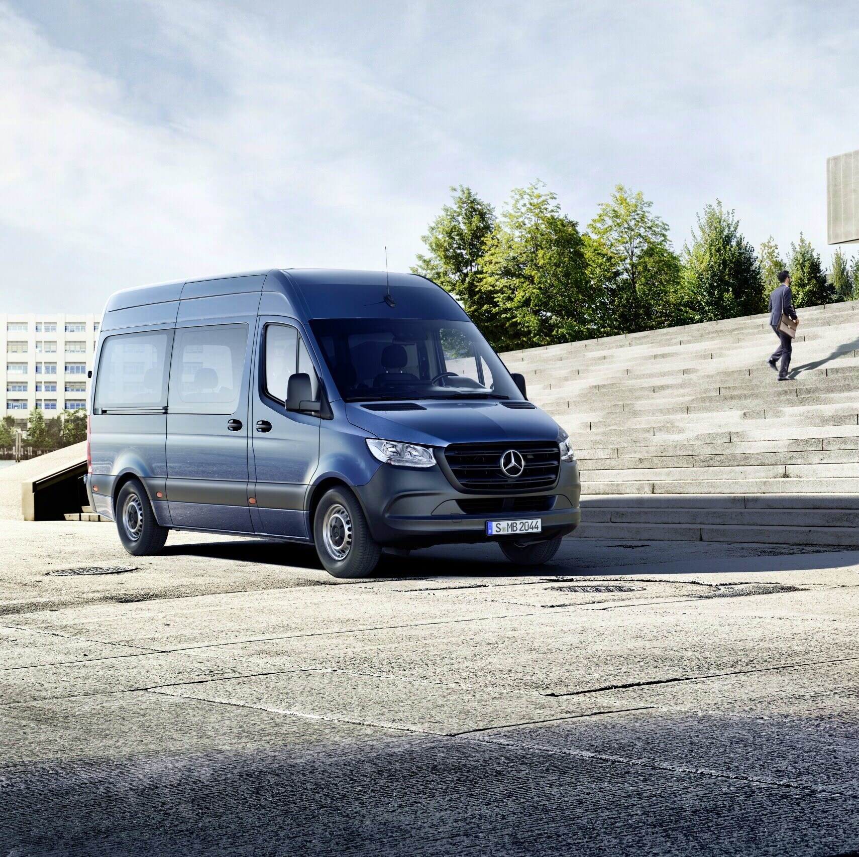 Mercedes-Benz Sprinter Tourer před budovou.