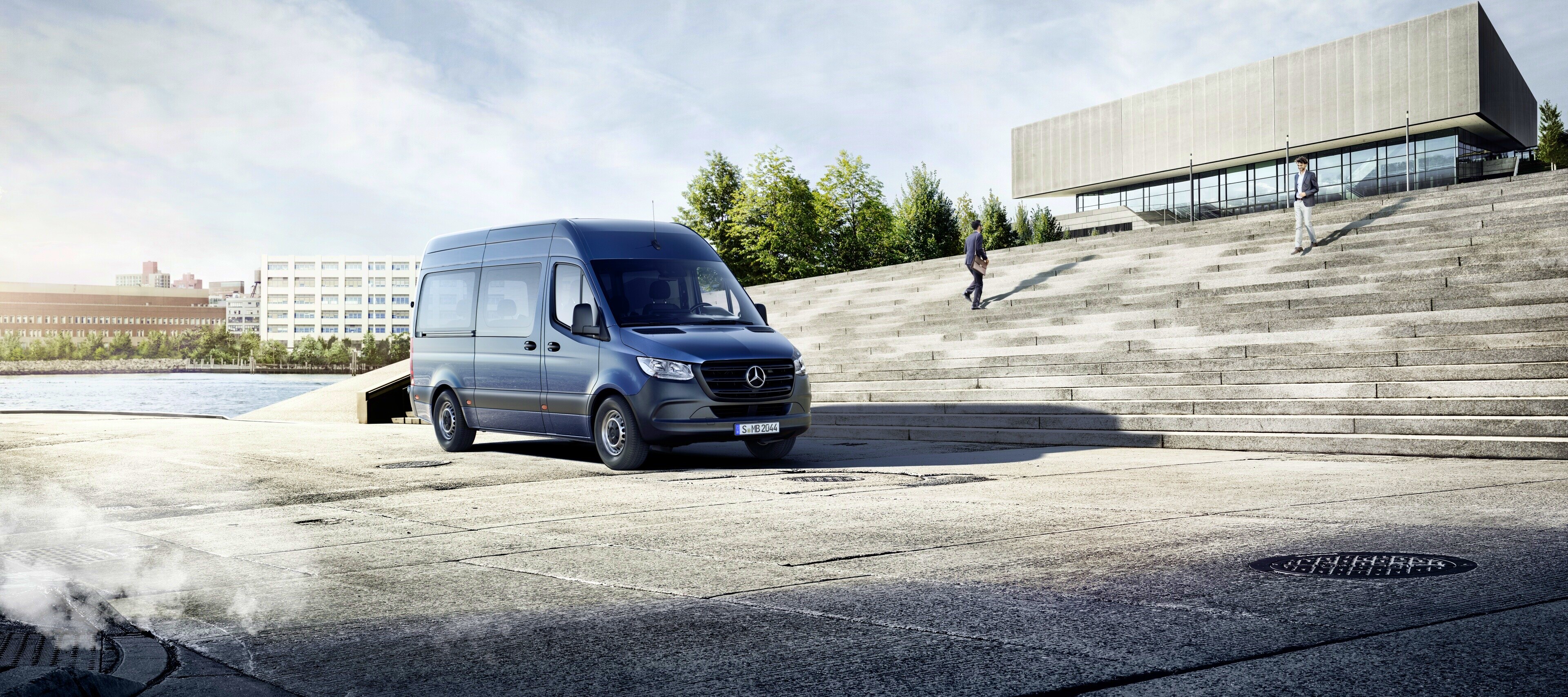 Porovnání vozidel | Sprinter Tourer | Mercedes-Benz Mercedes-Benz Sprinter Tourer před budovou.