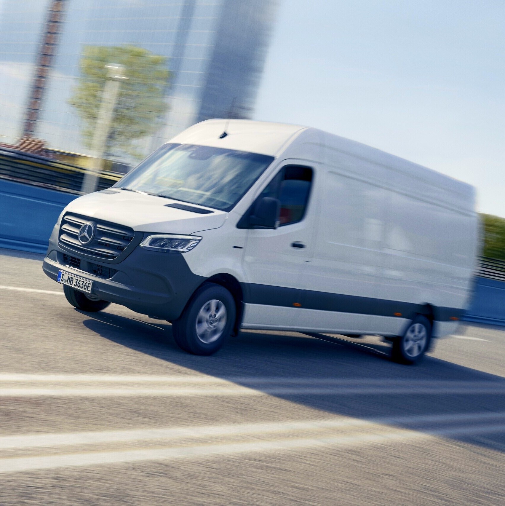 Skříňová dodávka Mercedes-Benz eSprinter v centru města.