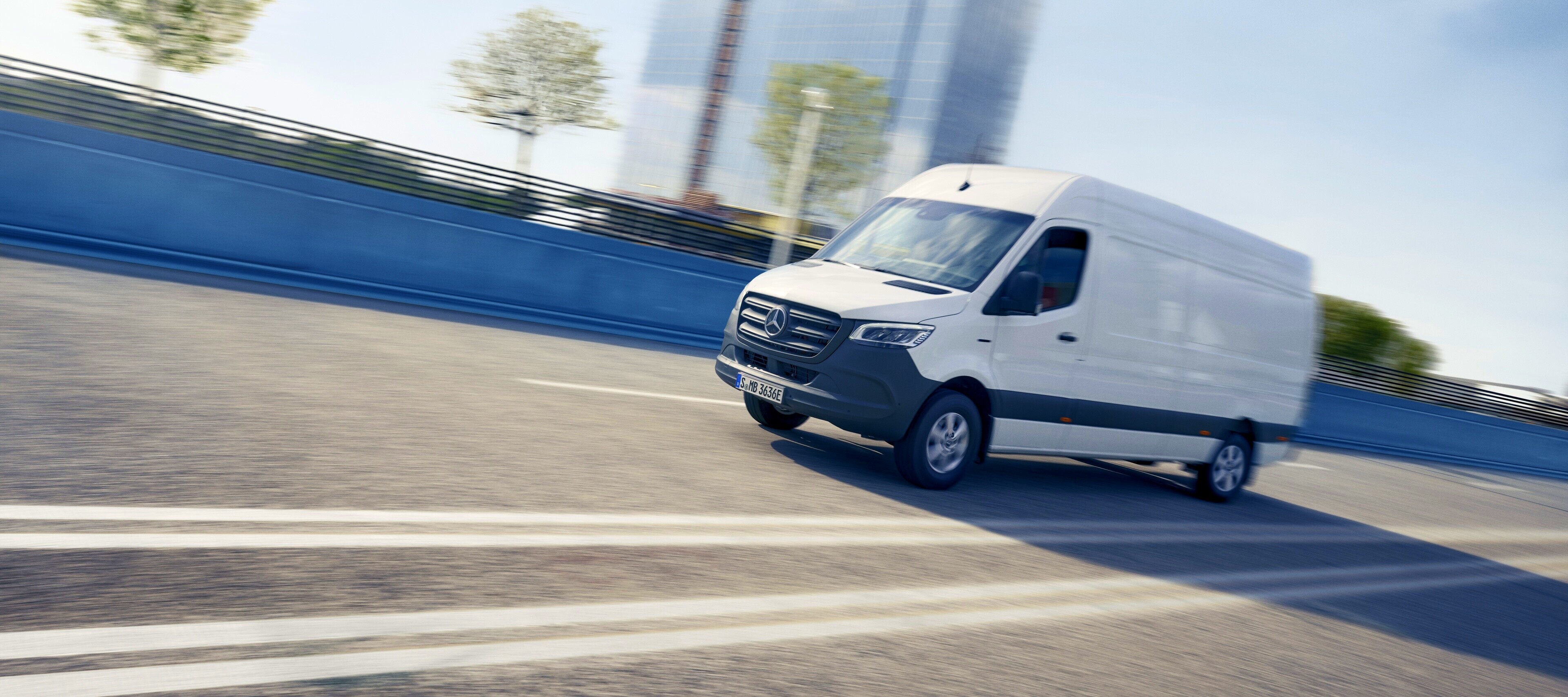 Porovnání vozidel | Skříňová dodávka eSprinter | Mercedes-Benz Skříňová dodávka Mercedes-Benz eSprinter v centru města.