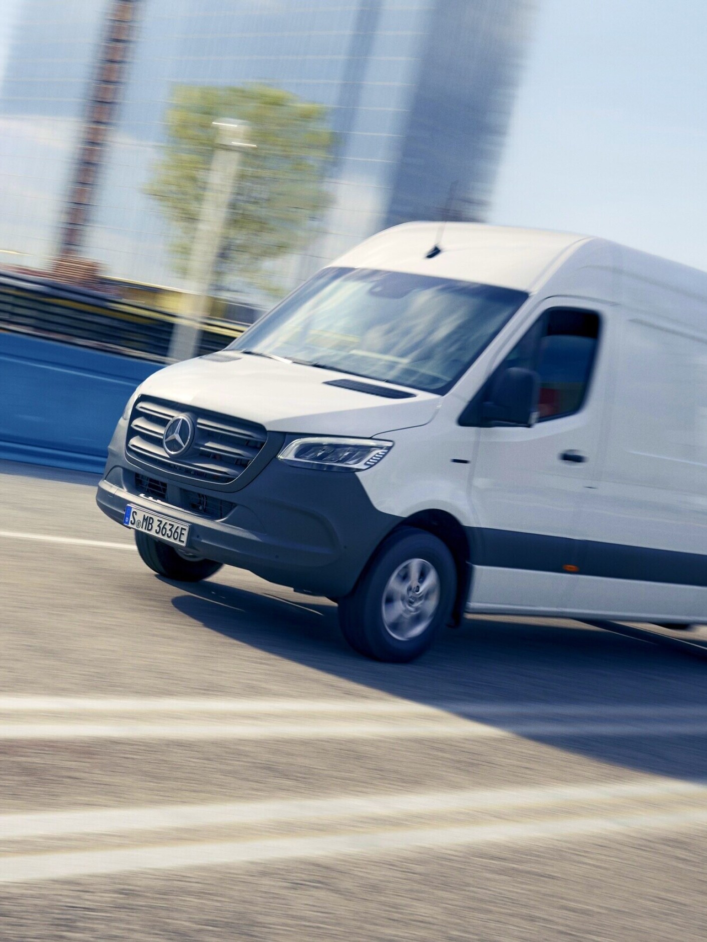 Skříňová dodávka Mercedes-Benz eSprinter v centru města.