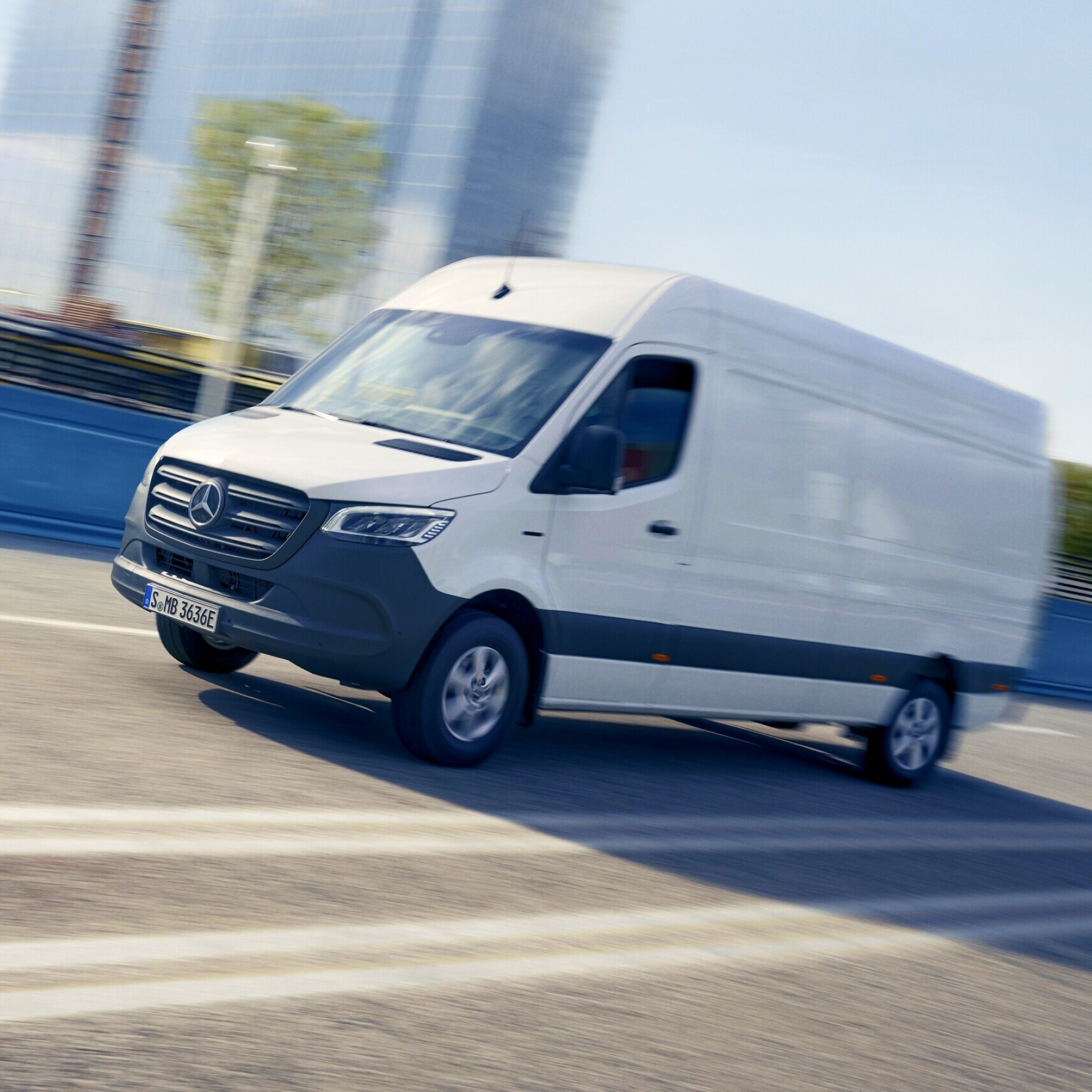 Elektromobilita | Skříňová dodávka eSprinter | Mercedes-Benz Skříňová dodávka Mercedes-Benz eSprinter v centru města.