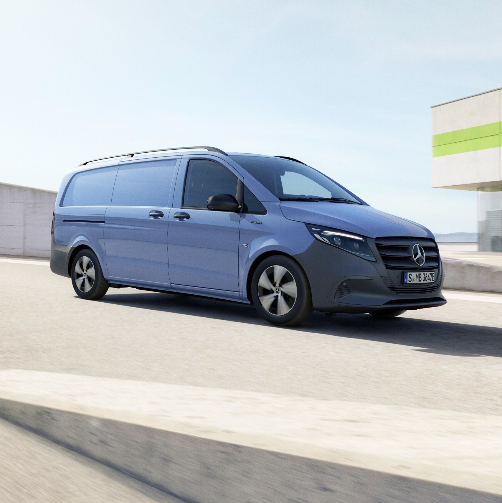 Skříňová dodávka eVito Mercedes-Benz na posledním patře parkovacího domu.