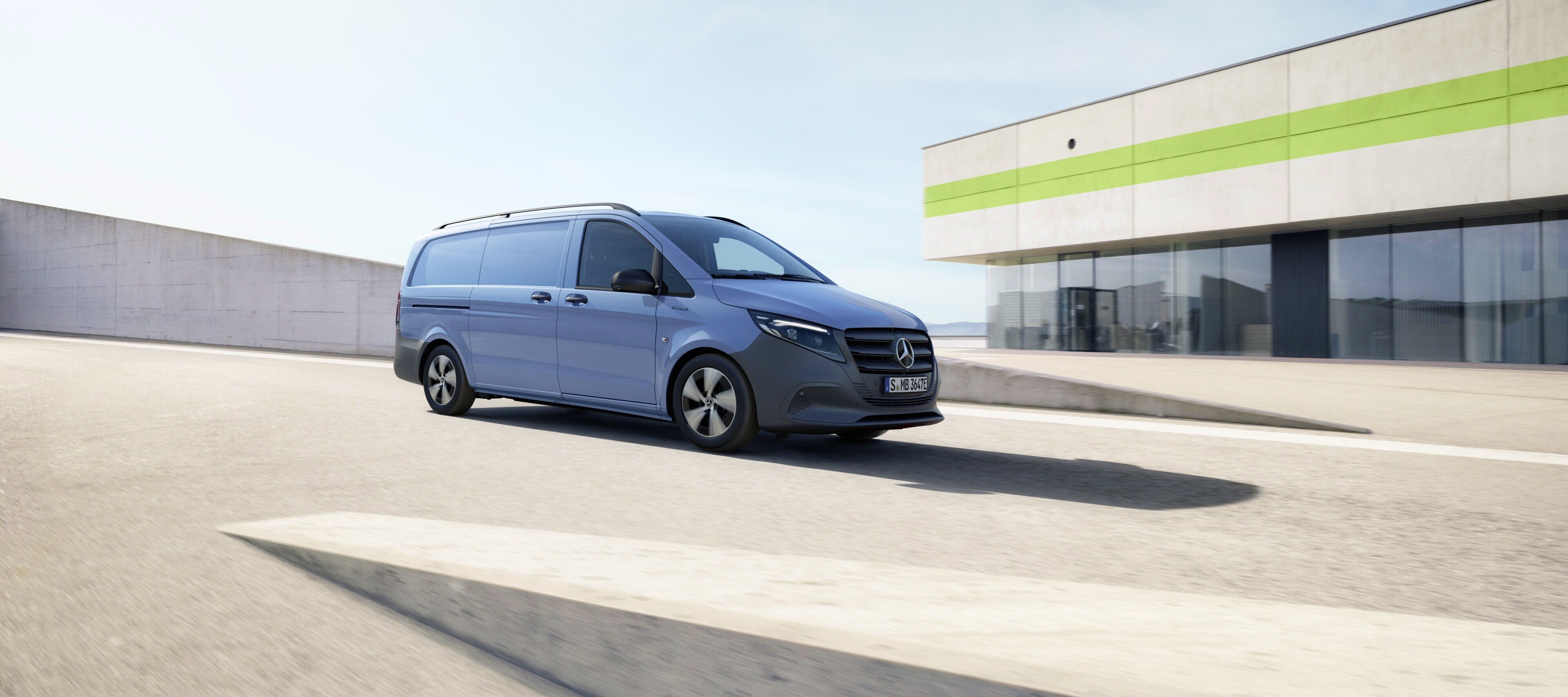 Porovnání vozidel | Skříňová dodávka eVito | Mercedes-Benz Skříňová dodávka eVito Mercedes-Benz na posledním patře parkovacího domu.