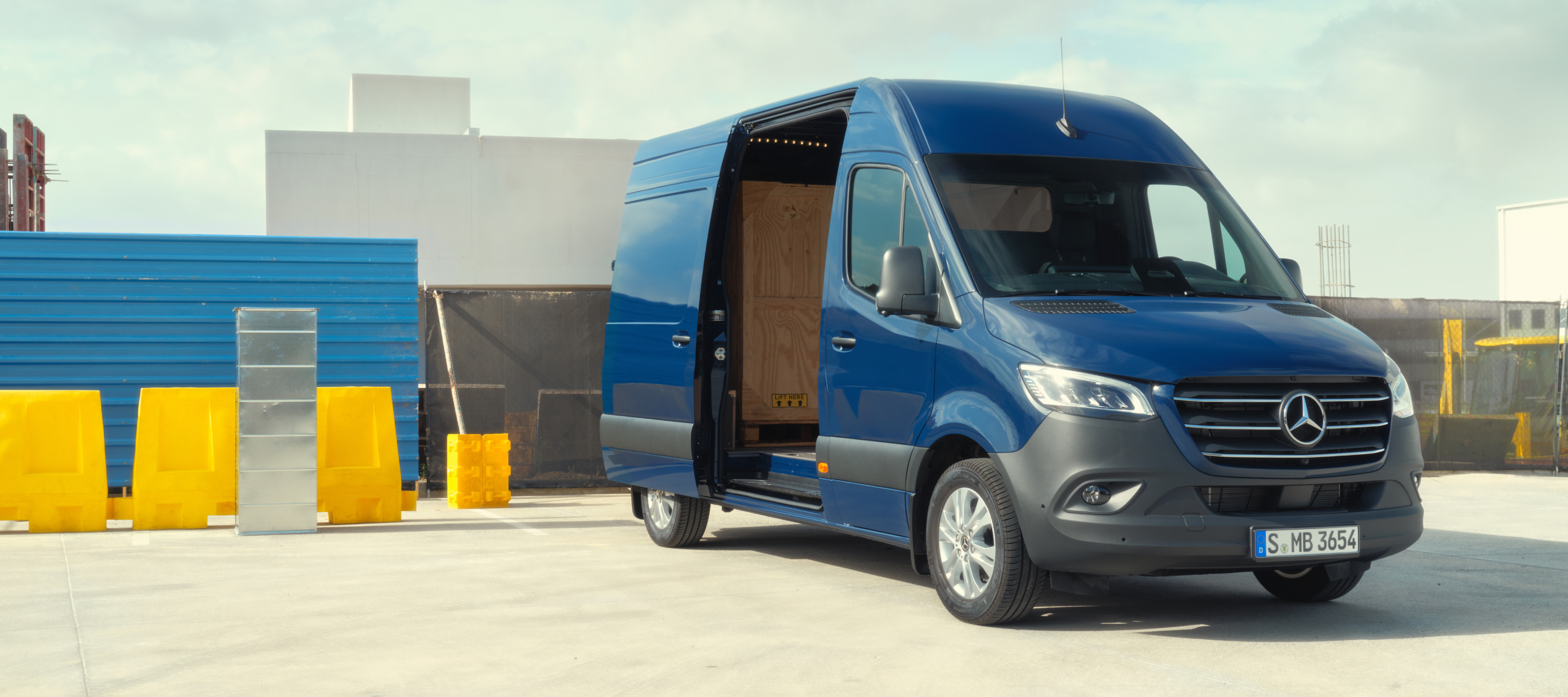 Porovnání vozidel | Skříňová dodávka Sprinter | Mercedes-Benz Skříňová dodávka Mercedes-Benz Sprinter před stavebním materiálem.
