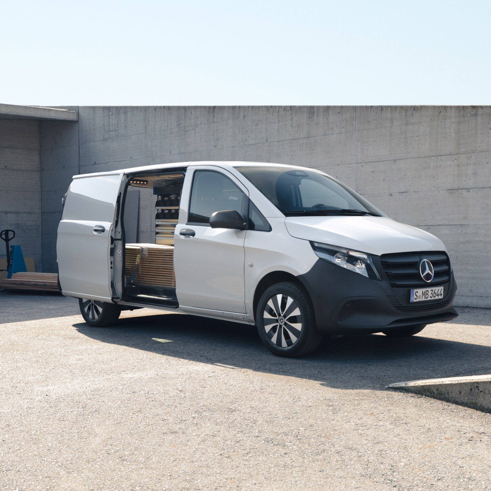 Skříňová dodávka Mercedes-Benz Vito na staveništi.