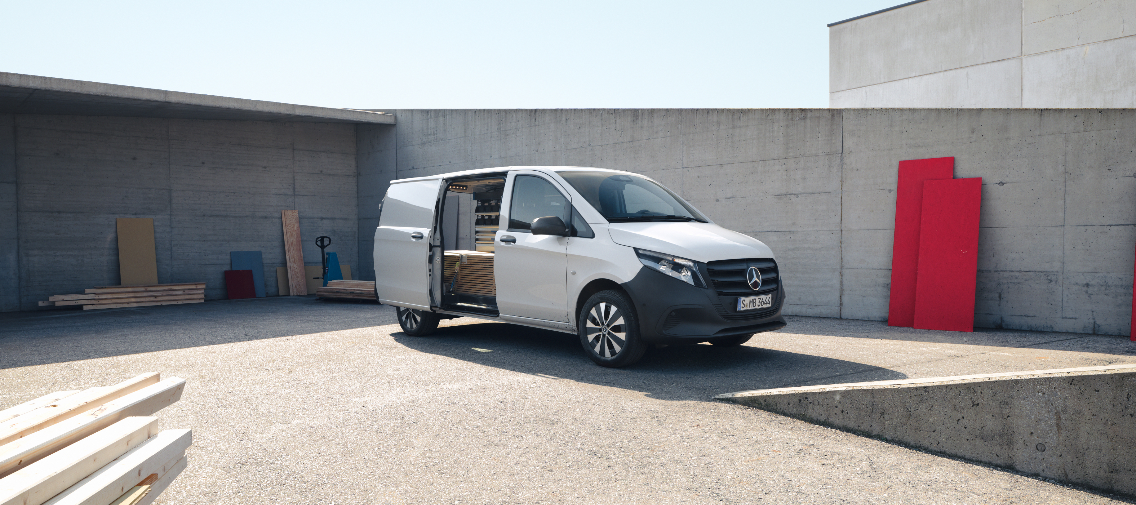 Porovnání vozidel | Skříňová dodávka Vito | Mercedes-Benz Skříňová dodávka Mercedes-Benz Vito na staveništi.