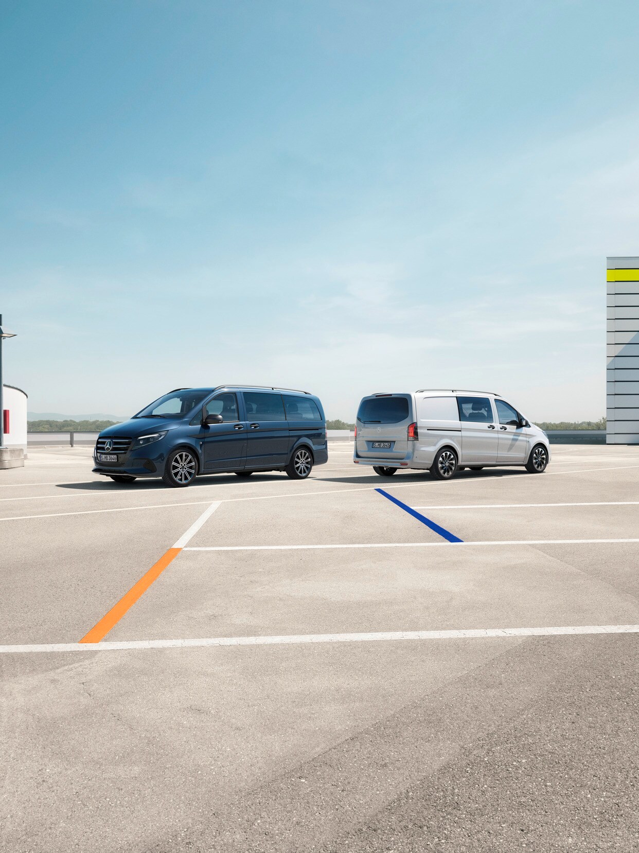 Vozidla Vito Tourer a&nbsp;Vito Mixto zaparkovaná na parkovacím místě.