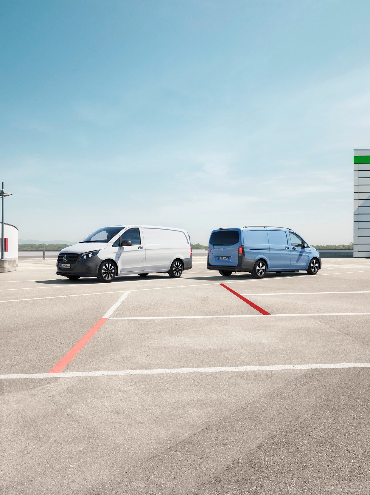 Skříňová dodávka Vito a skříňová dodávka eVito stojící na parkovacím místě.