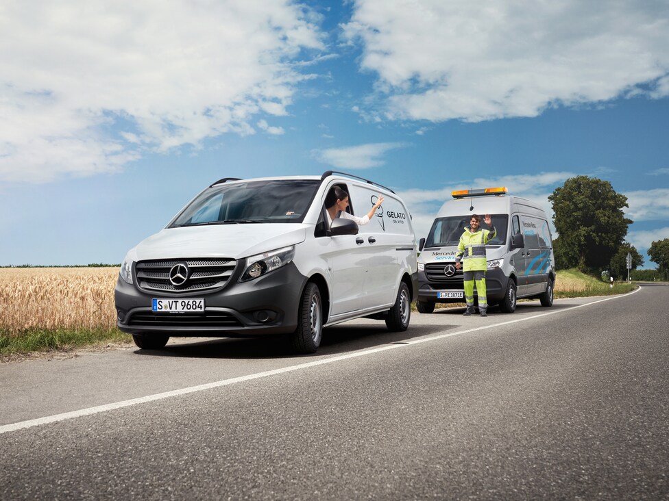 Mercedes-Benz Service24h během asistence u dodávkového vozidla, které zůstalo stát na krajnici.