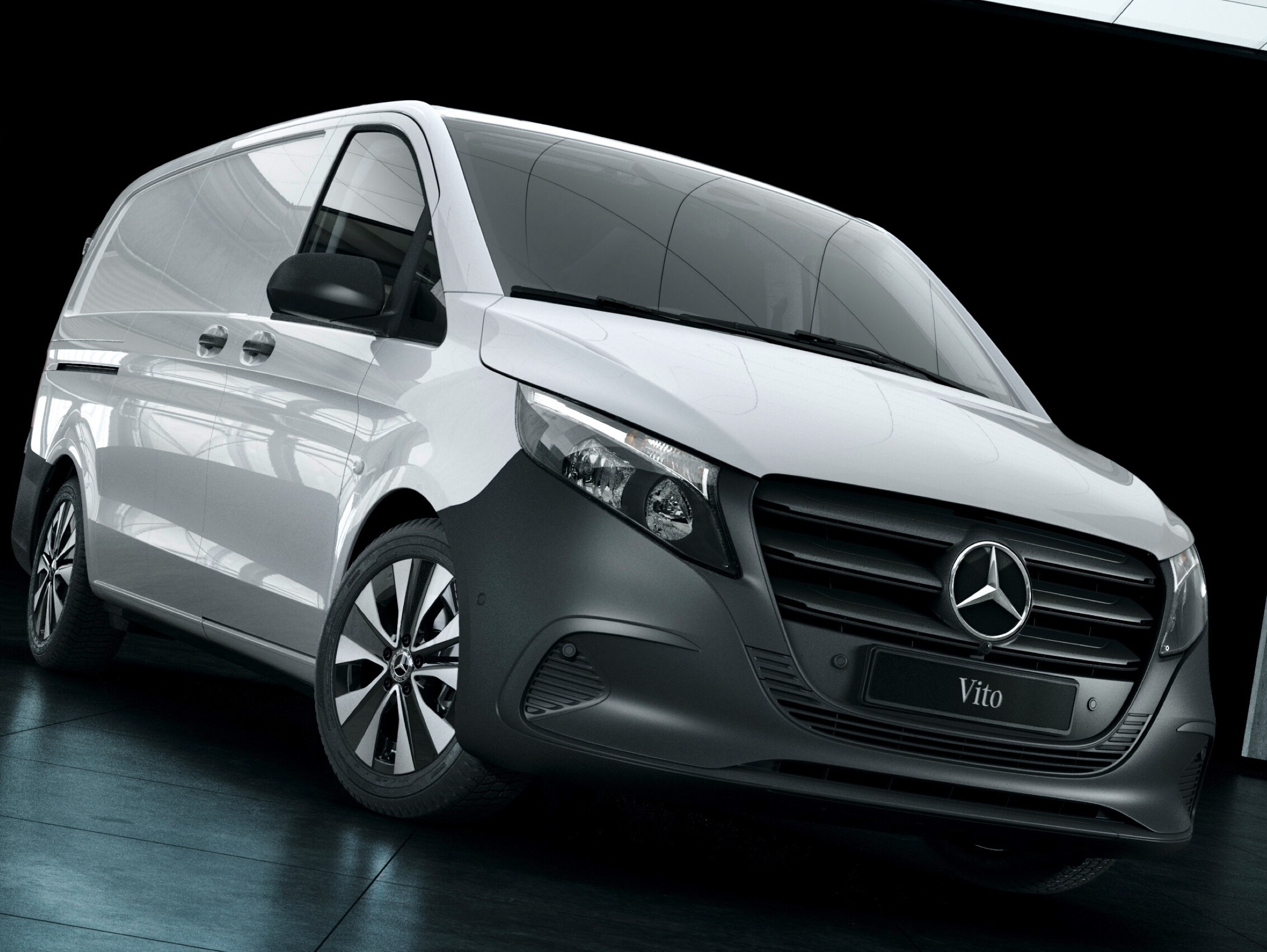Skříňová dodávka Vito od Mercedes-Benz jede po vodě v městské krajině.