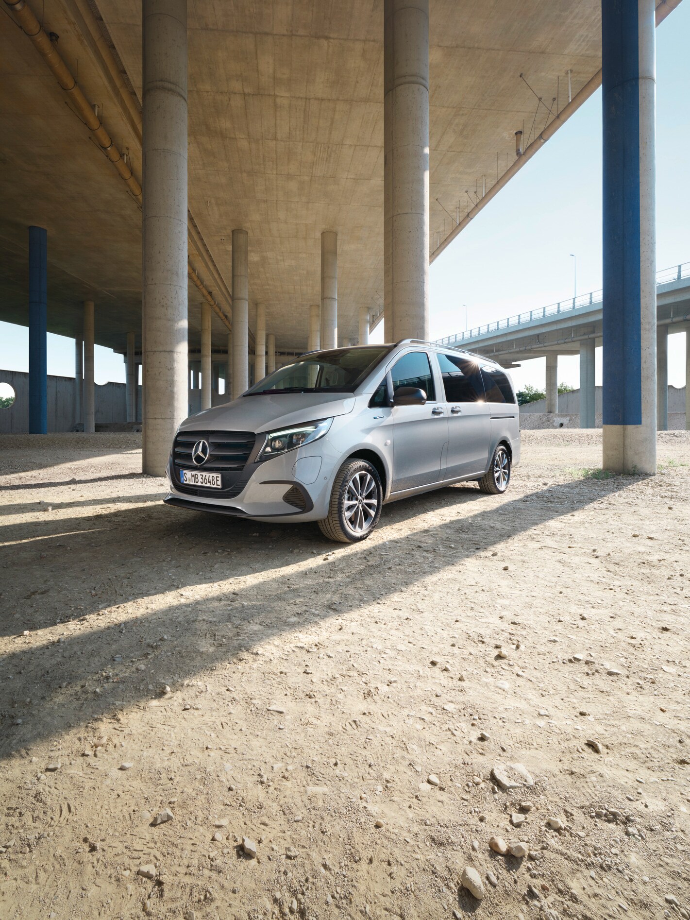 Vozidlo eVito Tourer stojící pod mostem.