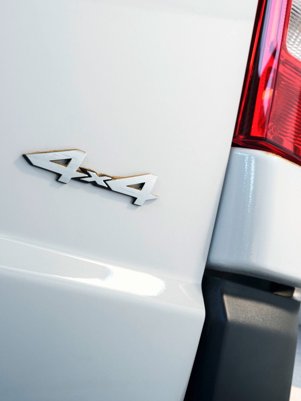 Záď skříňové dodávky s&nbsp;plaketou 4x4.