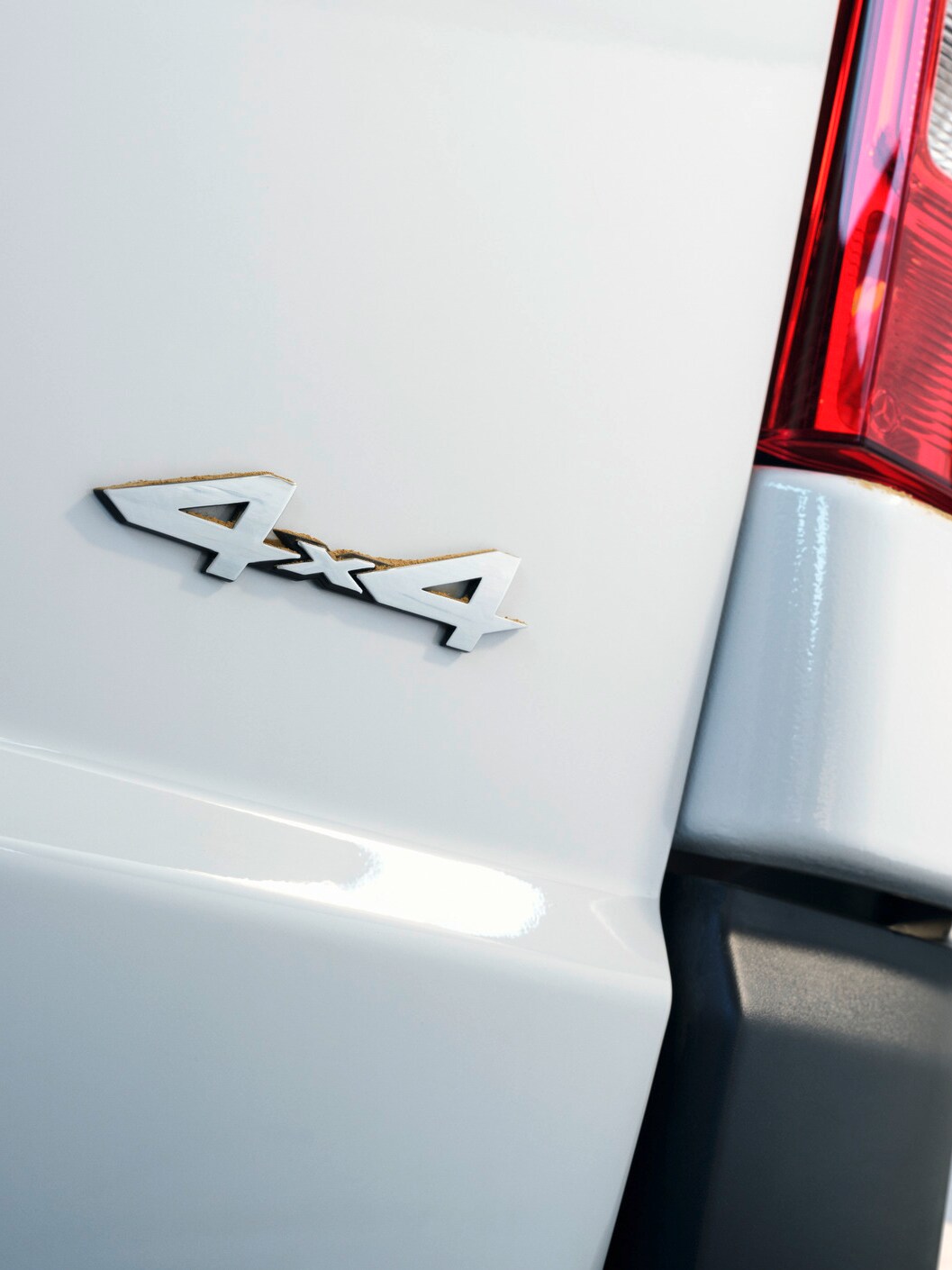 Záď skříňové dodávky s&nbsp;plaketou 4x4.