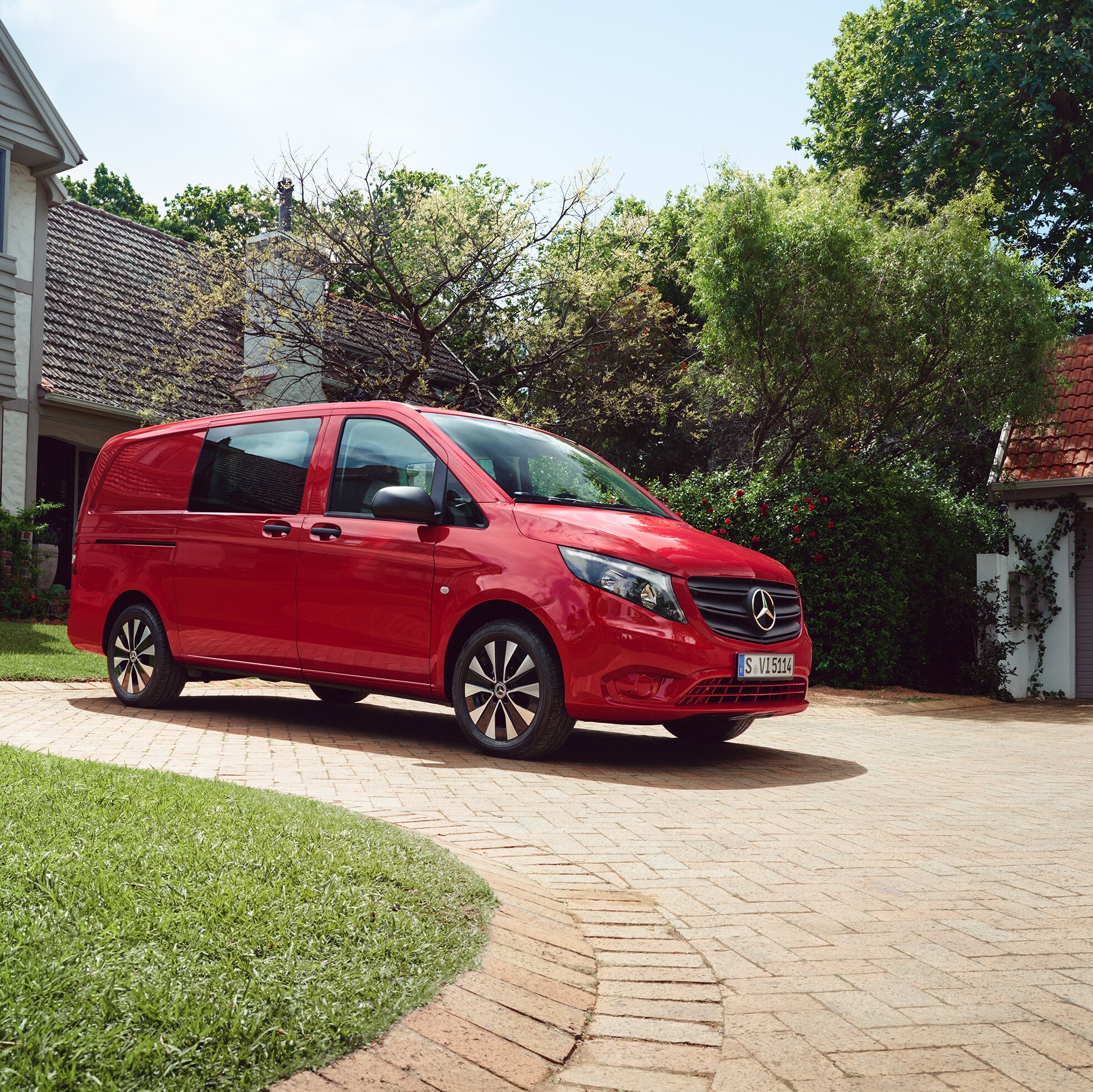 Mercedes-Benz Vito Mixto v obytném prostředí s důrazem na možnost přepravy cestujících a nákladu v jednom vozidle.