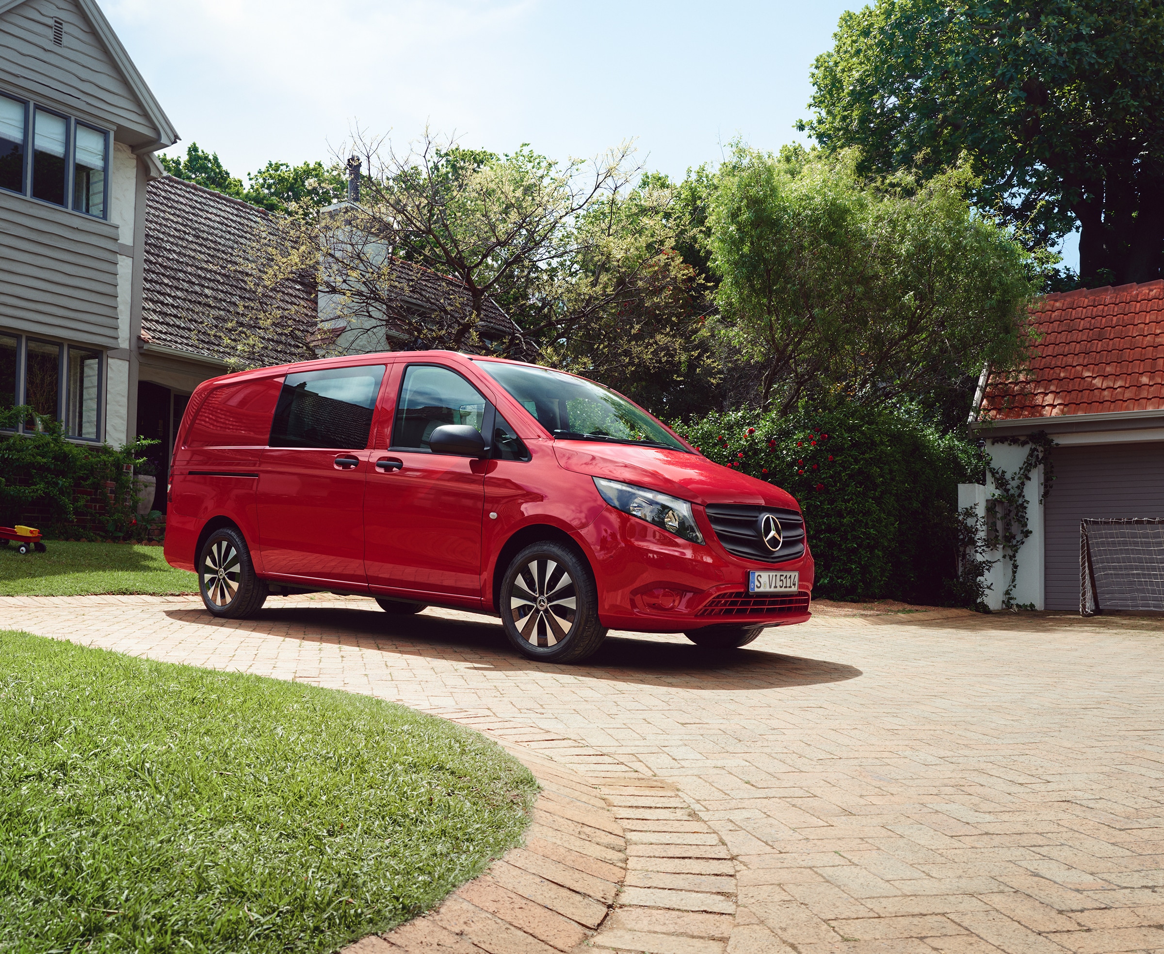 Vito Mixto | Všechny modely Vito | Dodávková vozidla Mercedes-Benz Mercedes-Benz Vito Mixto v obytném prostředí s důrazem na možnost přepravy cestujících a nákladu v jednom vozidle.