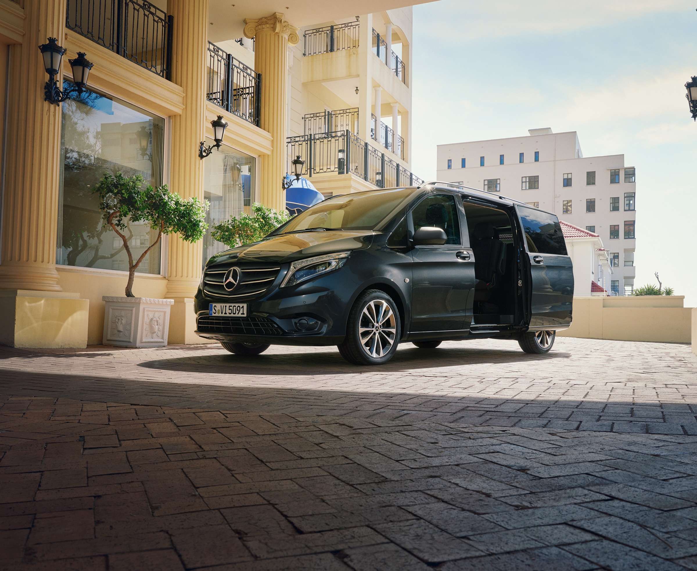 Vito Tourer pro přepravu | Všechny modely Vito | Dodávková vozidla Mercedes-Benz Mercedes-Benz Vito Tourer zaparkovaný u vchodu do luxusní budovy