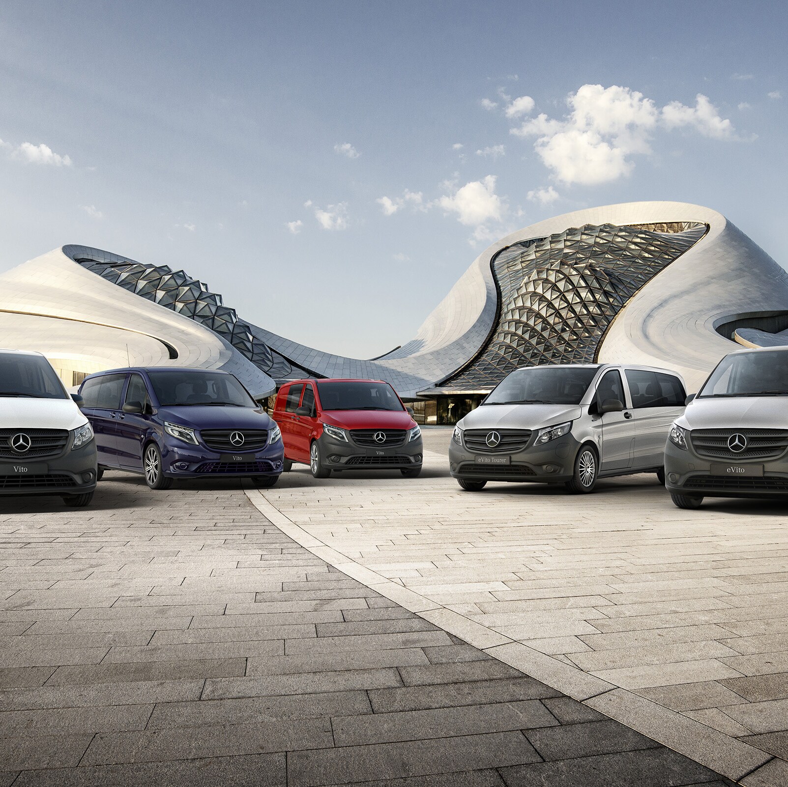 Vozidla Mercedes-Benz eVito skříňová dodávka, Vito skříňová dodávka, Vito Mixto, eVito Tourer a Vito Tourer stojí vedle sebe před futuristickou budovou