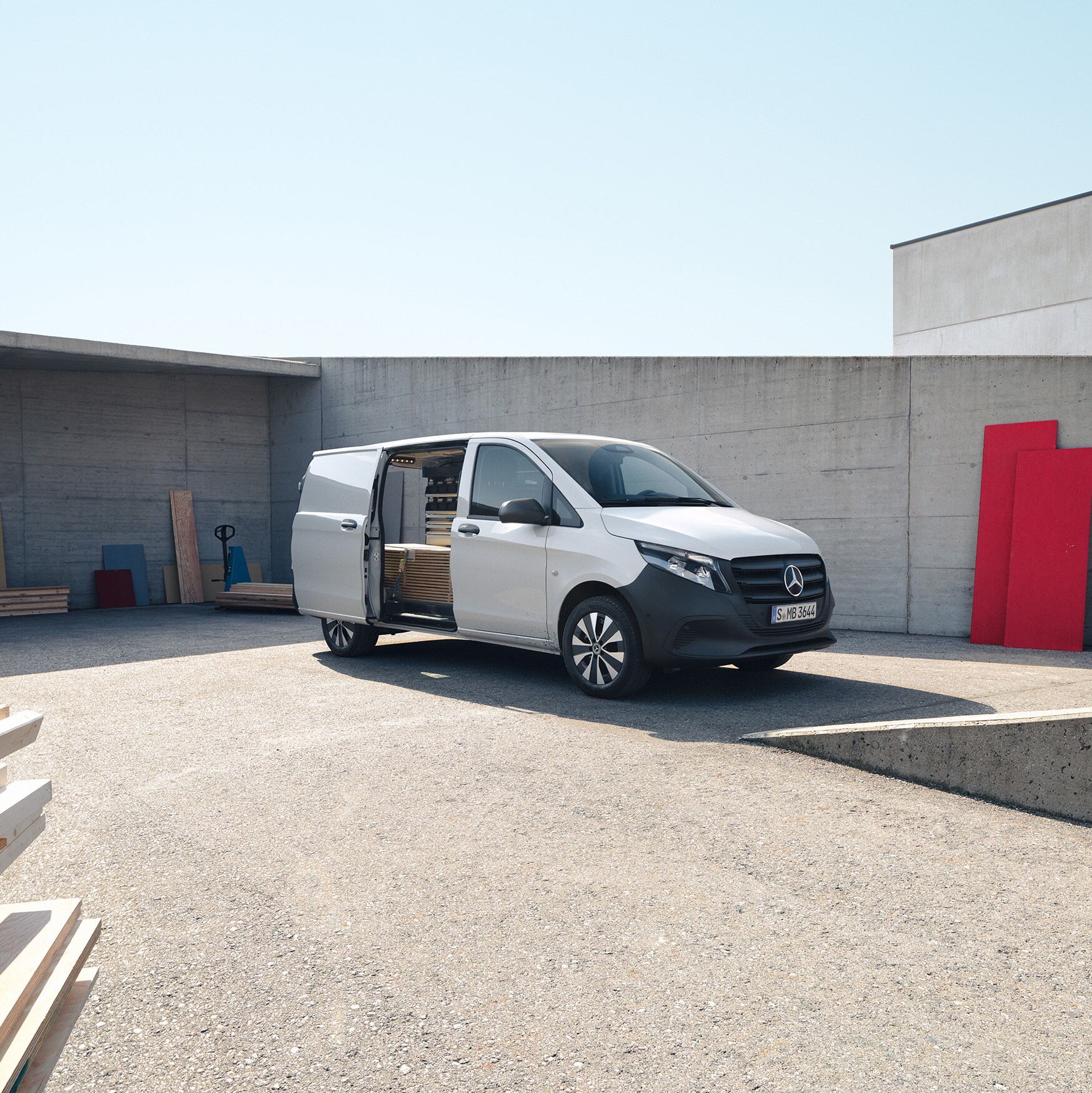 Skříňová dodávka Mercedes-Benz Vito s přehledně uspořádaným ložným prostorem na pracovišti