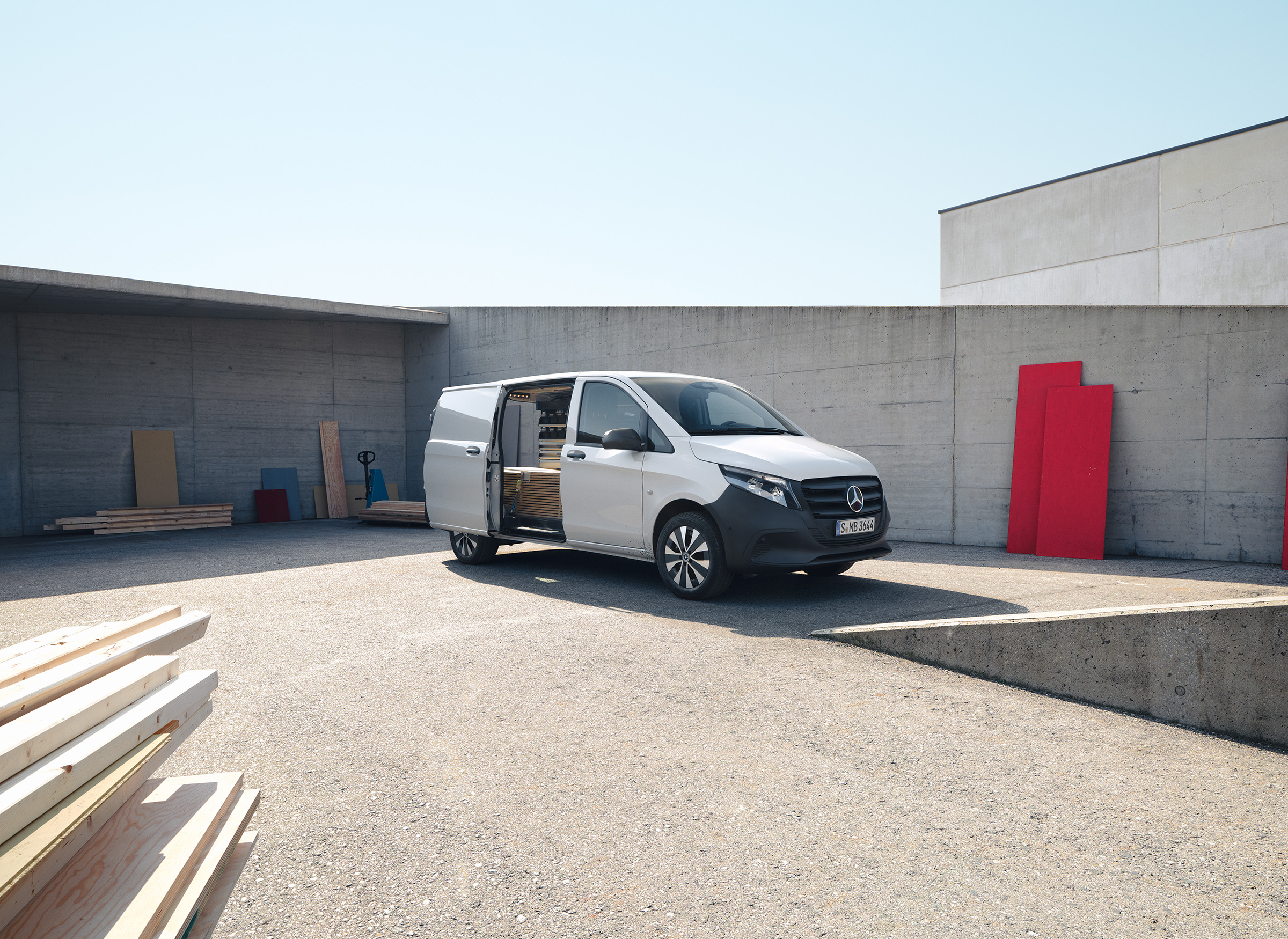 Skříňová dodávka Vito | Všechny modely Vito | Dodávková vozidla Mercedes-Benz Skříňová dodávka Mercedes-Benz Vito s přehledně uspořádaným ložným prostorem na pracovišti
