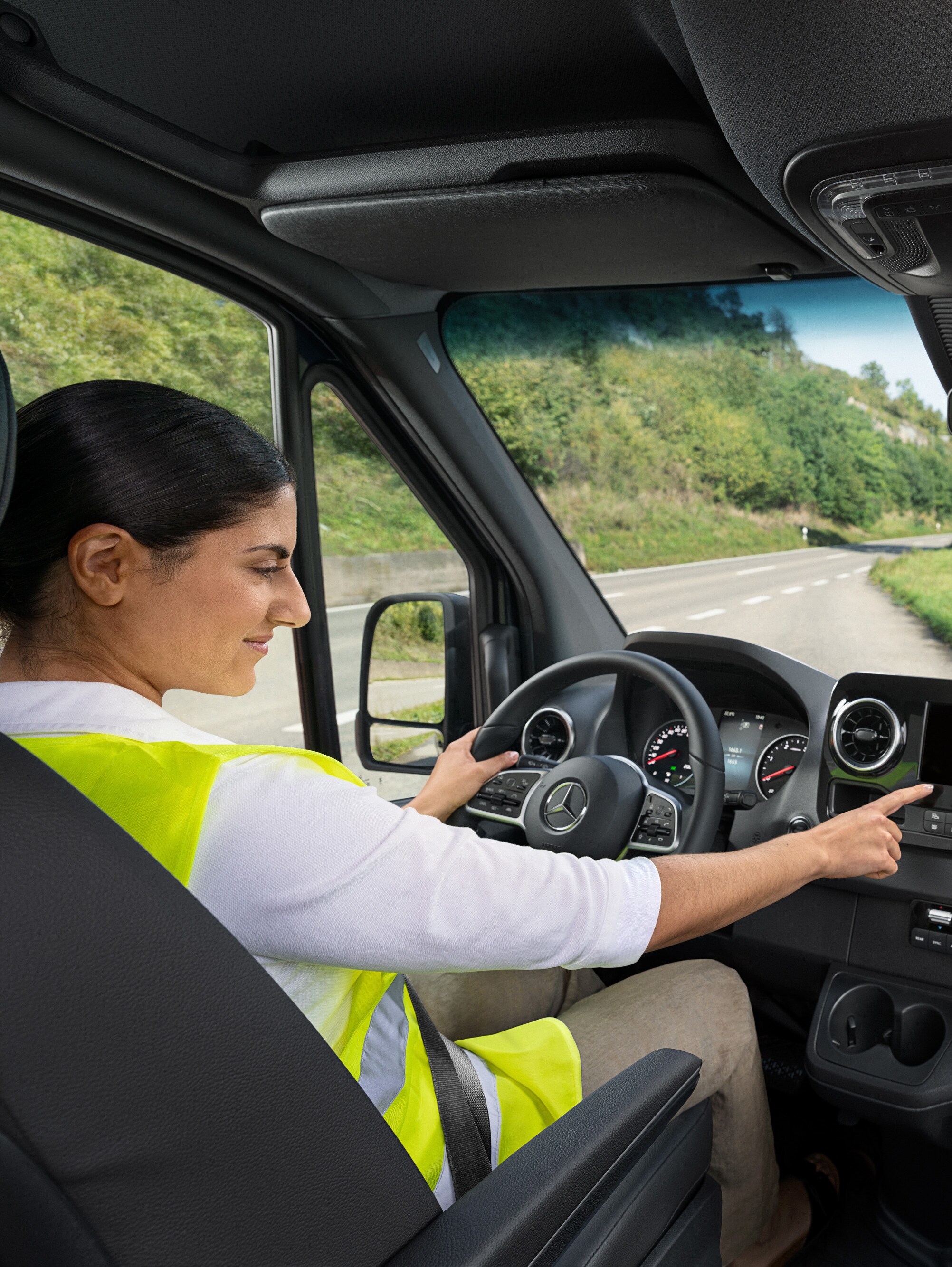Řidič vozidla Mercedes-Benz Sprinter v případě problému zavolá přes menu ve vozidle na zákaznickou linku Mercedes-Benz Service24h.