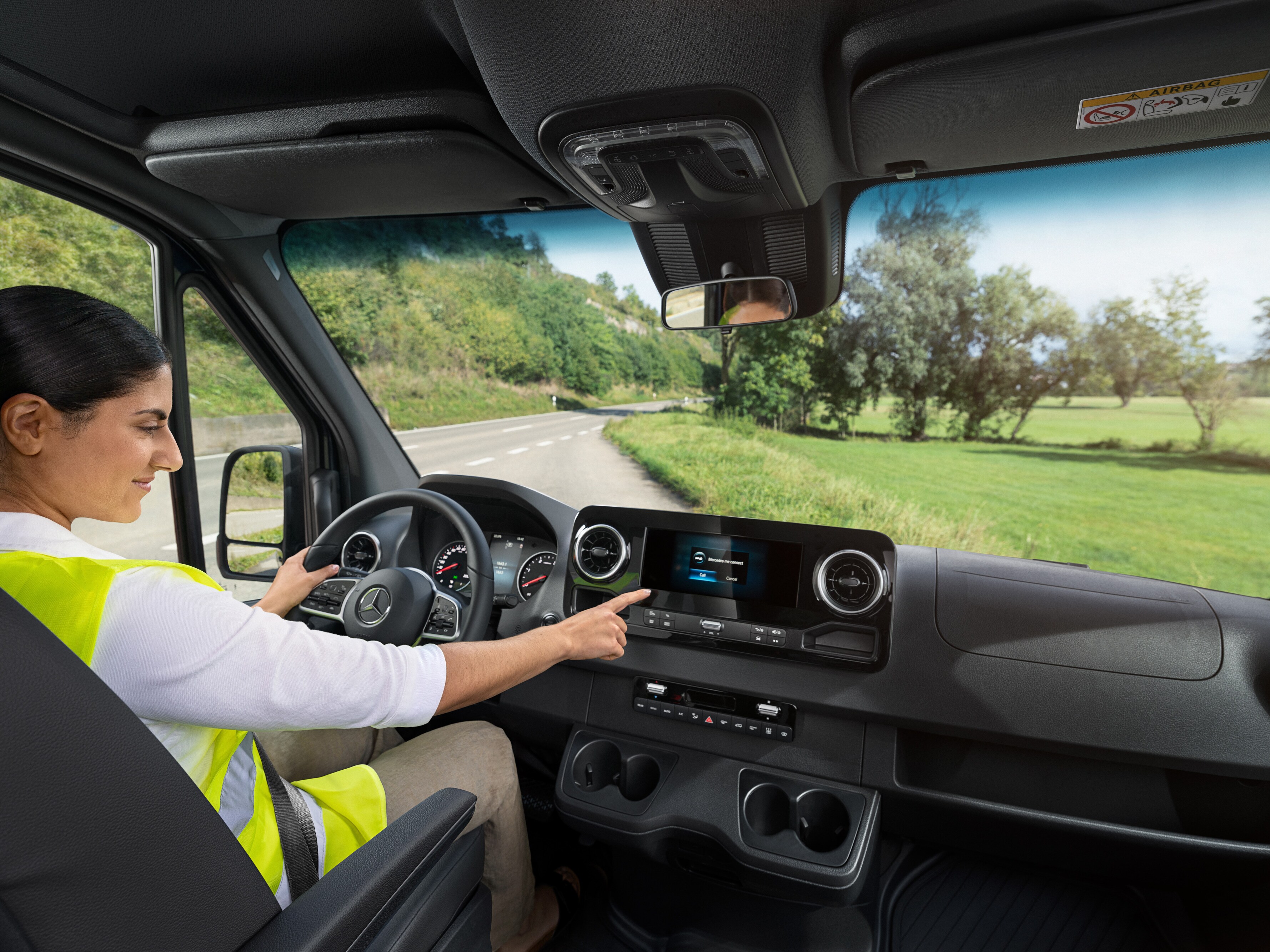 Řidič vozidla Mercedes-Benz Sprinter v případě problému zavolá přes menu ve vozidle na zákaznickou linku Mercedes-Benz Service24h.