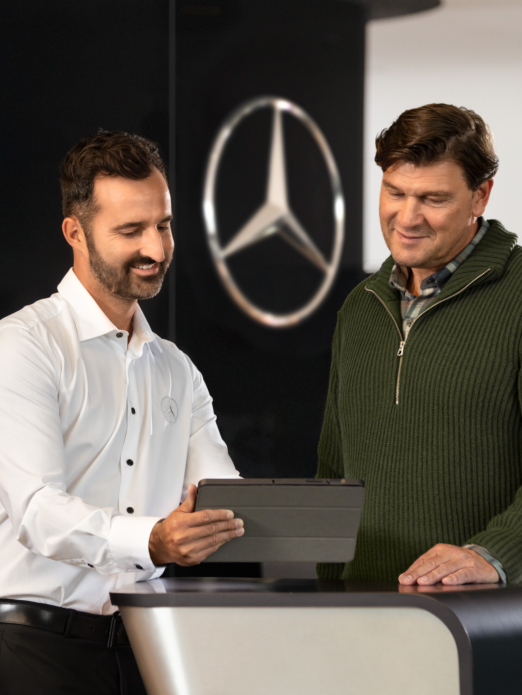 Zaměstnanec Mercedes-Benz poskytuje podporu na recepci Mercedes-Benz.