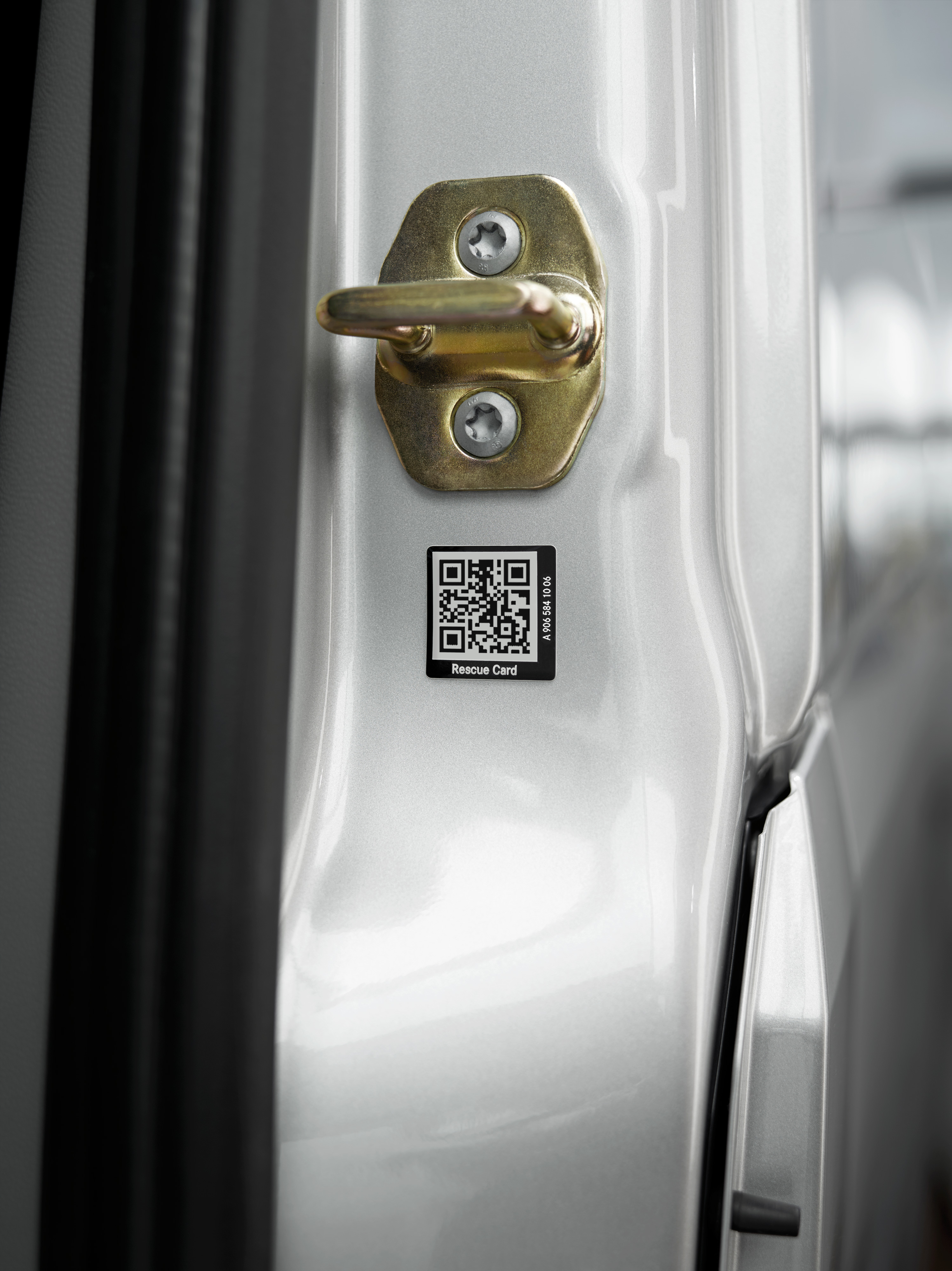 Mercedes-Benz | Péče o dodávkové vozidlo | Záchranářská nálepka Detailní záběr na nálepku záchranářské karty s QR kódem na dveřích vozidla pro rychlou pomoc v nouzi.